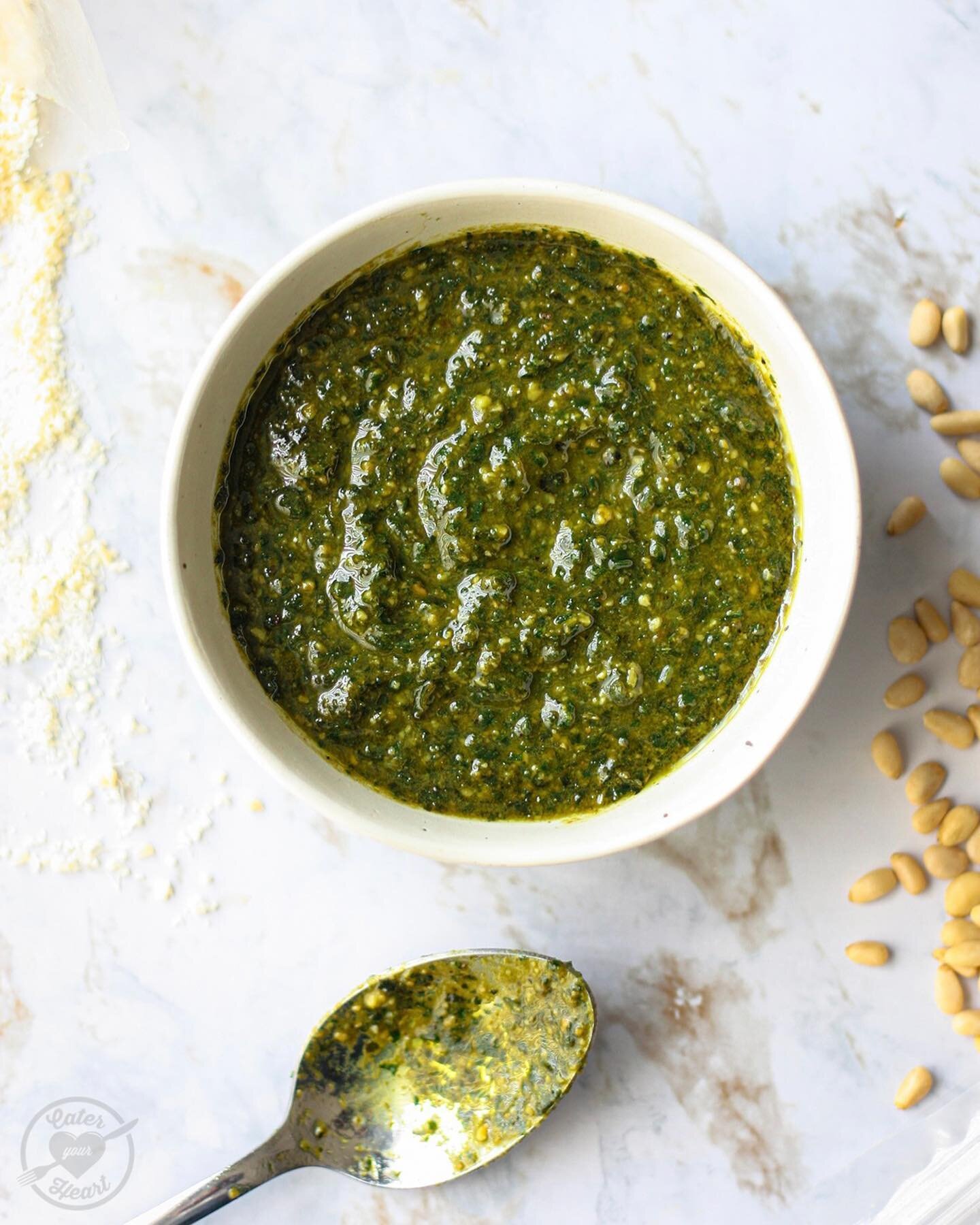 This basil pesto recipe is now live on my blog. Not just for pasta, this green sauce can be used as a marinade, a sandwich spread and even as pizza sauce. The best part is that it only takes 10 minutes to make. Head to the link in my bio for this sup