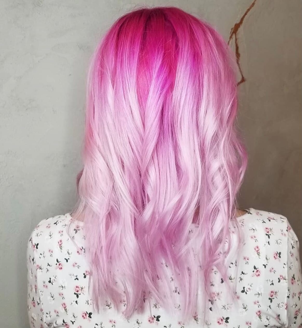 Ending Summer with more Pink Hair Inspo! 🌸 this root melted pink done by @peaceloveha1r! 
&bull;
#pinkhair #rootmelt #pinkroots #colormelt #knoxvillehairstylist #knoxvillehair #downtownknoxville
