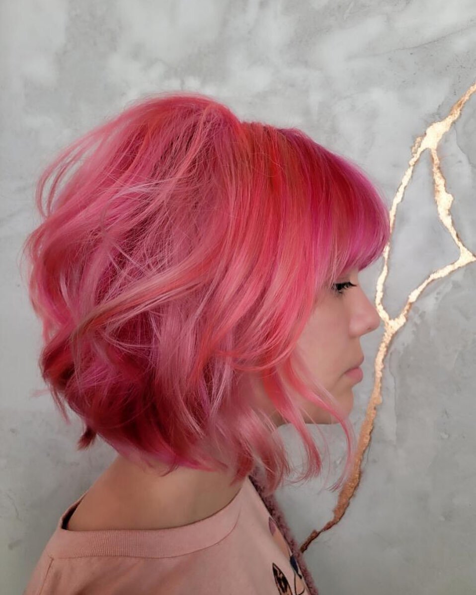 Summer 2021 brought all the Pink Hairs. 🎀 this amazing color by @theaaronwhiteproject 

&bull;
#pinkhairdontcare #pinkhair #pink #downtownsalon #knoxvillehairstylist #downtownknoxville