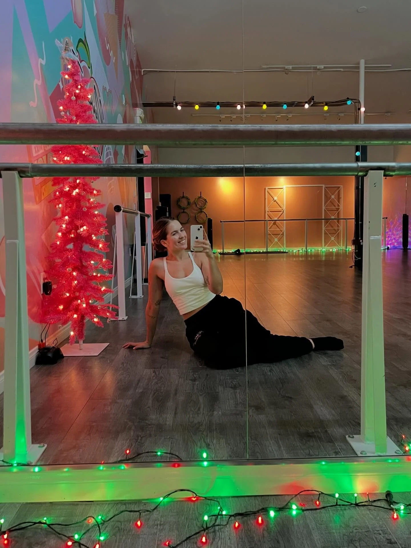 🎄Our Peachers + pink disco tree 💖 We are open Christmas Eve at 7am + 8am + 9am + 10am! Come get your workout on to holiday jams 🎶