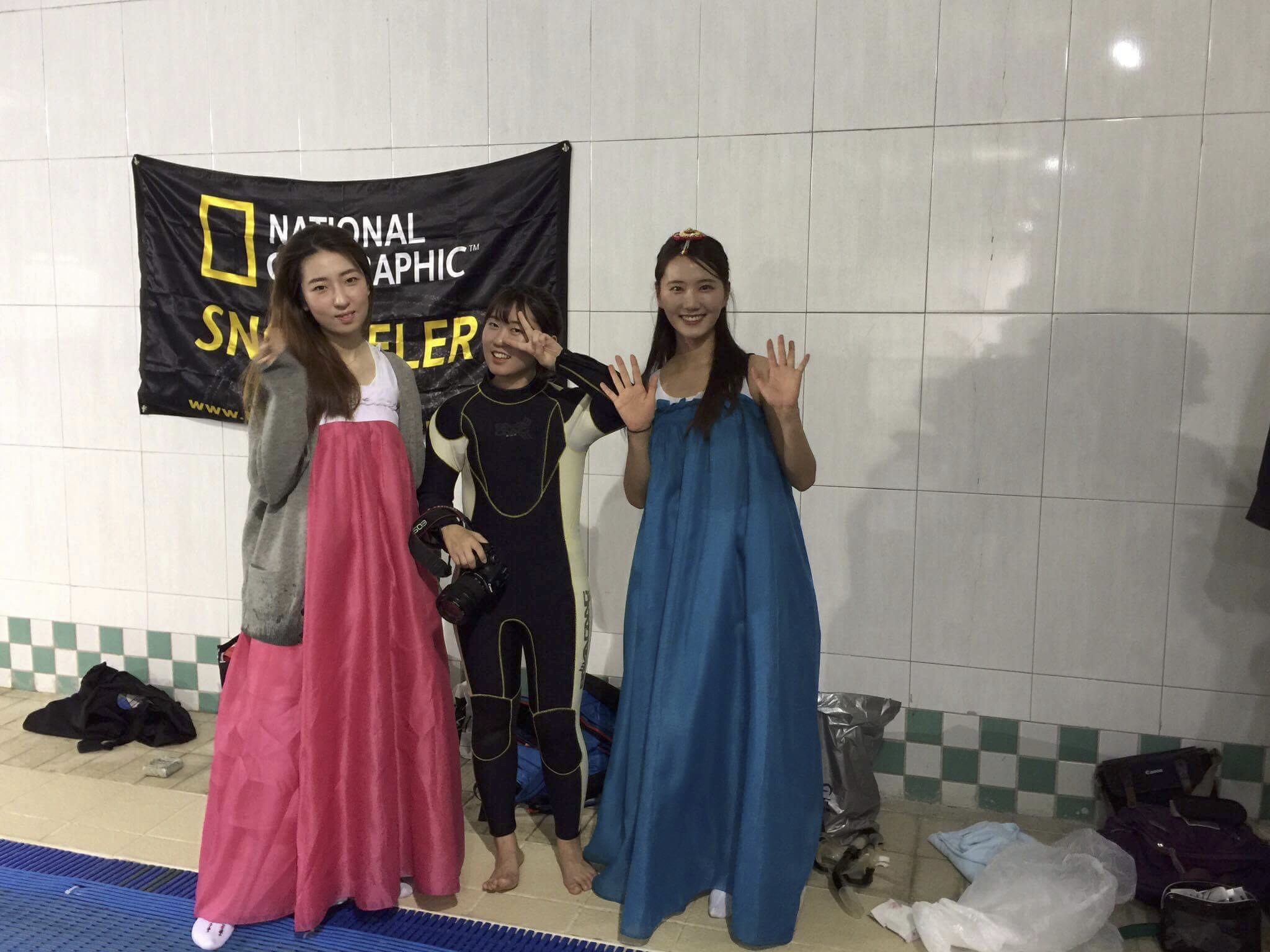  Students model Korean dress with Yzin in middle&nbsp; 