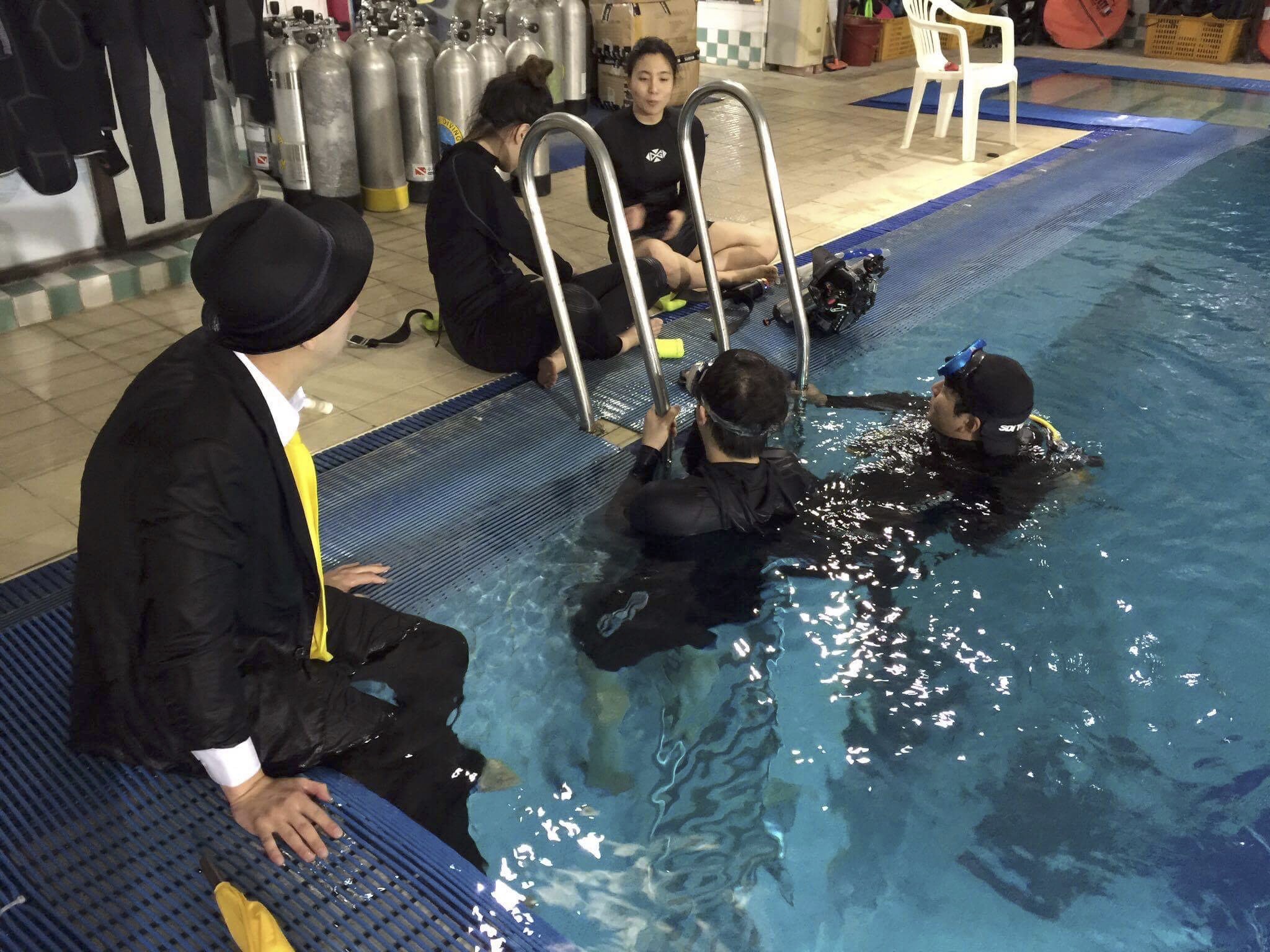  YZin and Hoon teach students how to model and do UW photography as well as snorkelling&nbsp; 