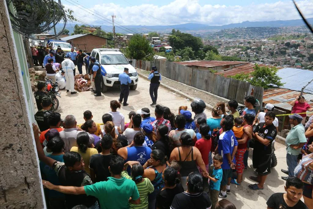 A photograph of authorities investigating and analyzing the scene where Marianela's body was found. Photo credit: La Prensa (Honduras), "Asesinan en Tegucigalpa a estudiante de Enfermería".
