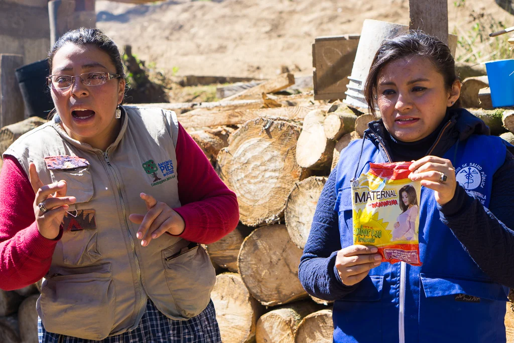 Pies de Occidente and Ministry of Health staff train pregnant and breastfeeding women on the use and benefits of Incaparina in Patachaj, Totonicapán.