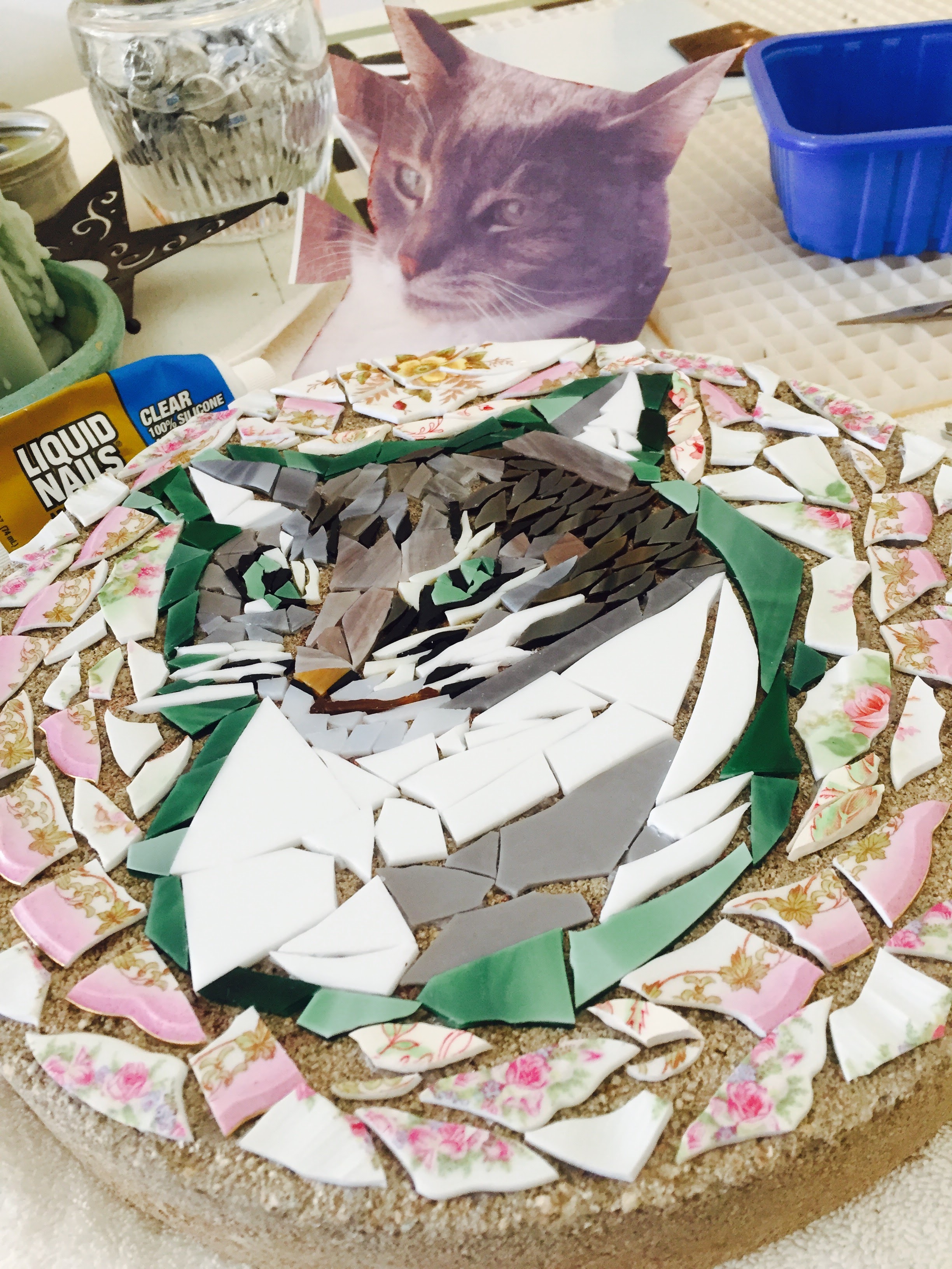  This client loves pink plates. I had fun designing her cat in the center of this stepping stone surrounded by pink and green roses.&nbsp; 