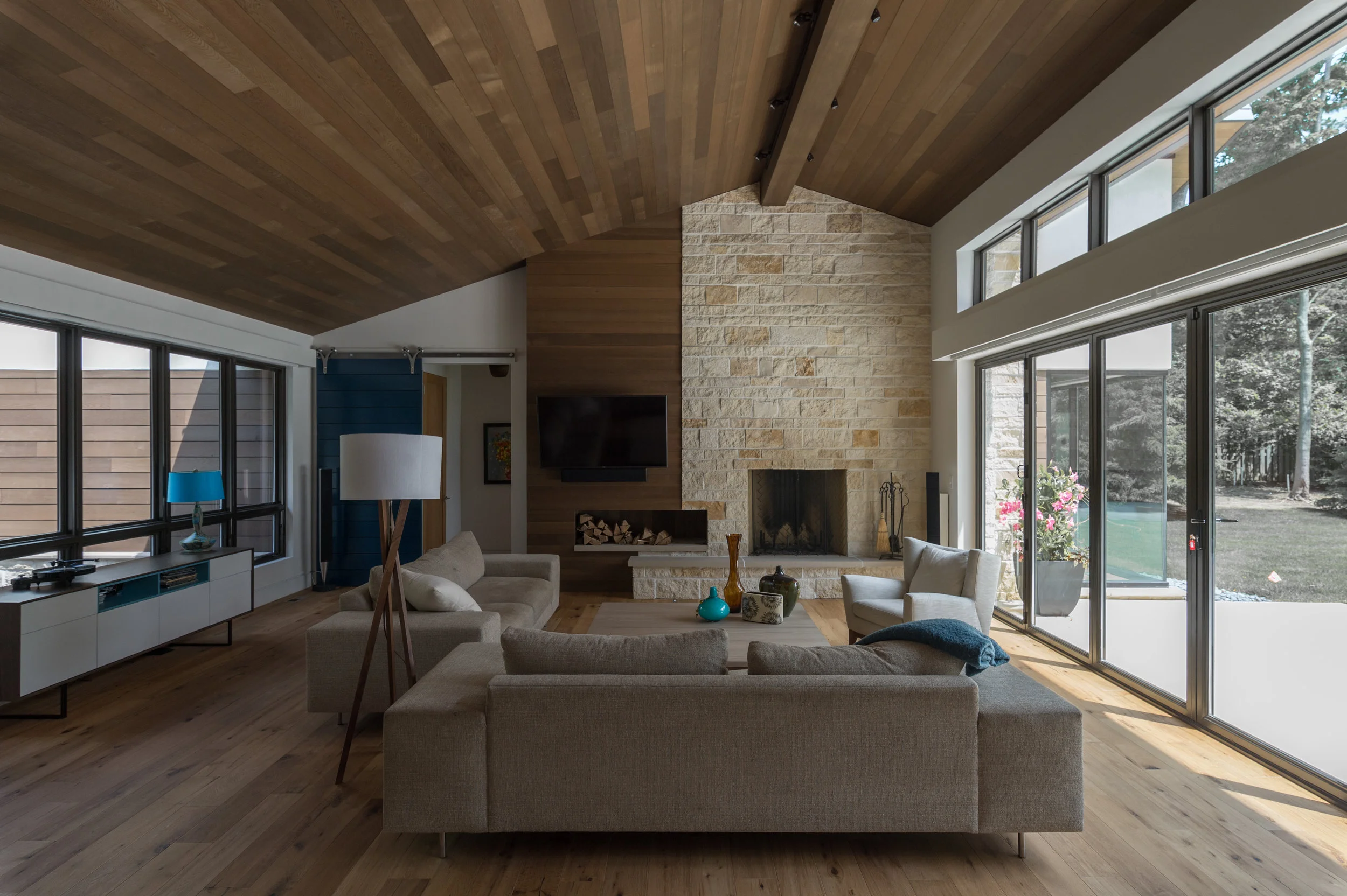 675 LIVING FIREPLACE.jpg