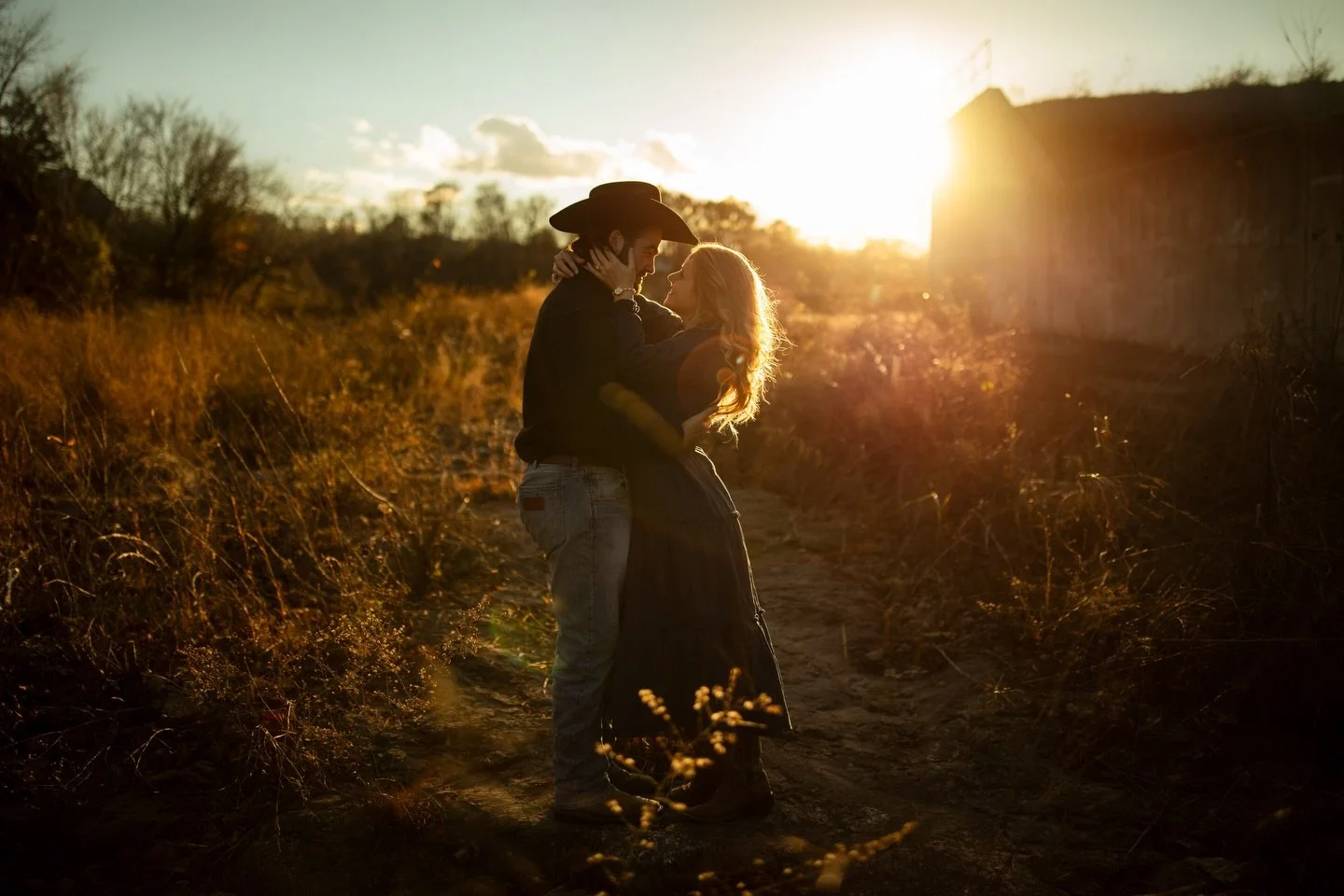 Heather &amp; Zac 💍 We couldn&rsquo;t ask for a better golden hour for these engagement photos!