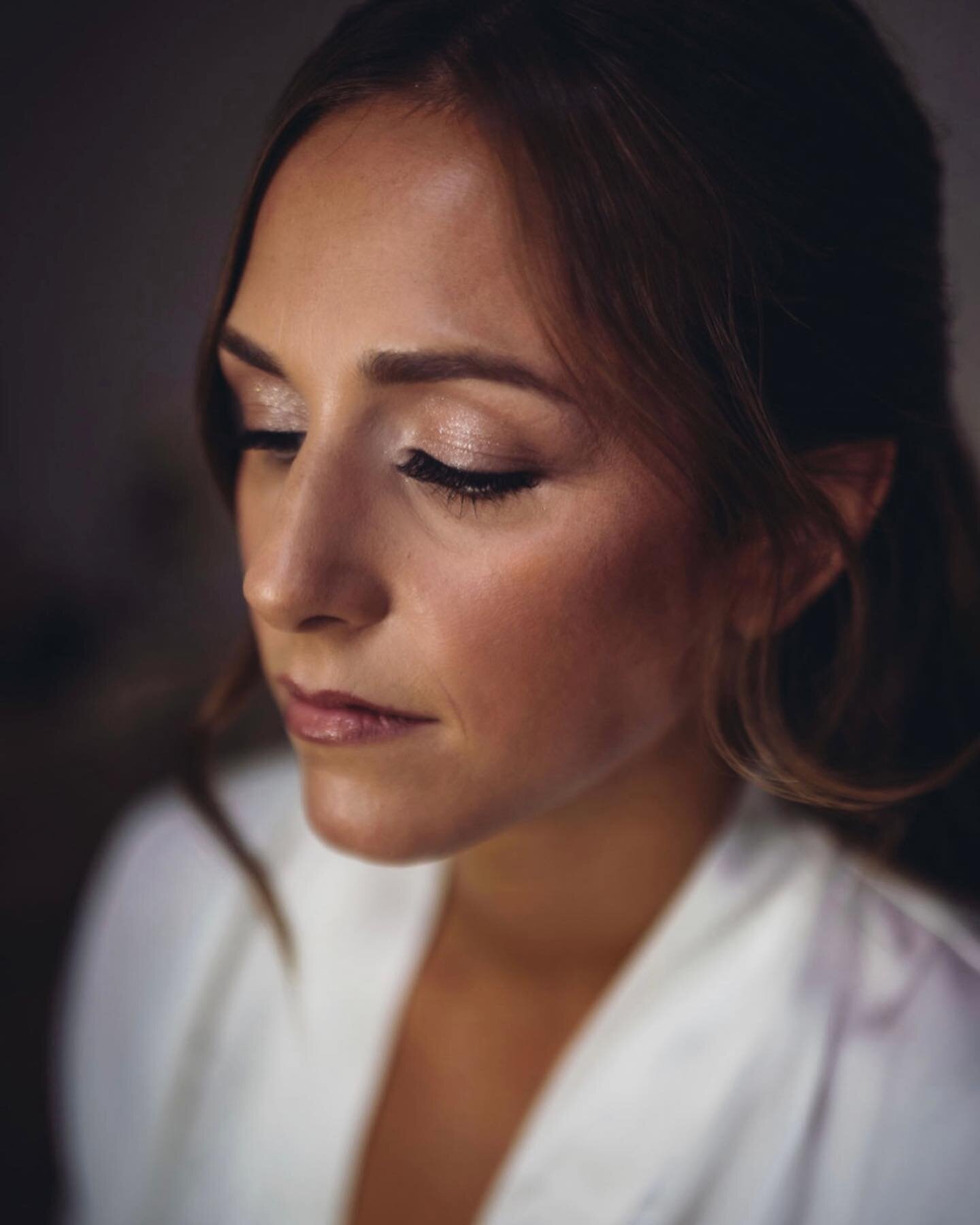 Nothing better than getting the pictures of my brides from their big day😍 these are gold!
&bull;
For bookings &amp; inquiries please email maddiejbeauty@gmail.com
Bride: @_catiecribbs 
Hair &amp; Makeup: @maddiejbeauty 
Photography: @fleetstreetstud