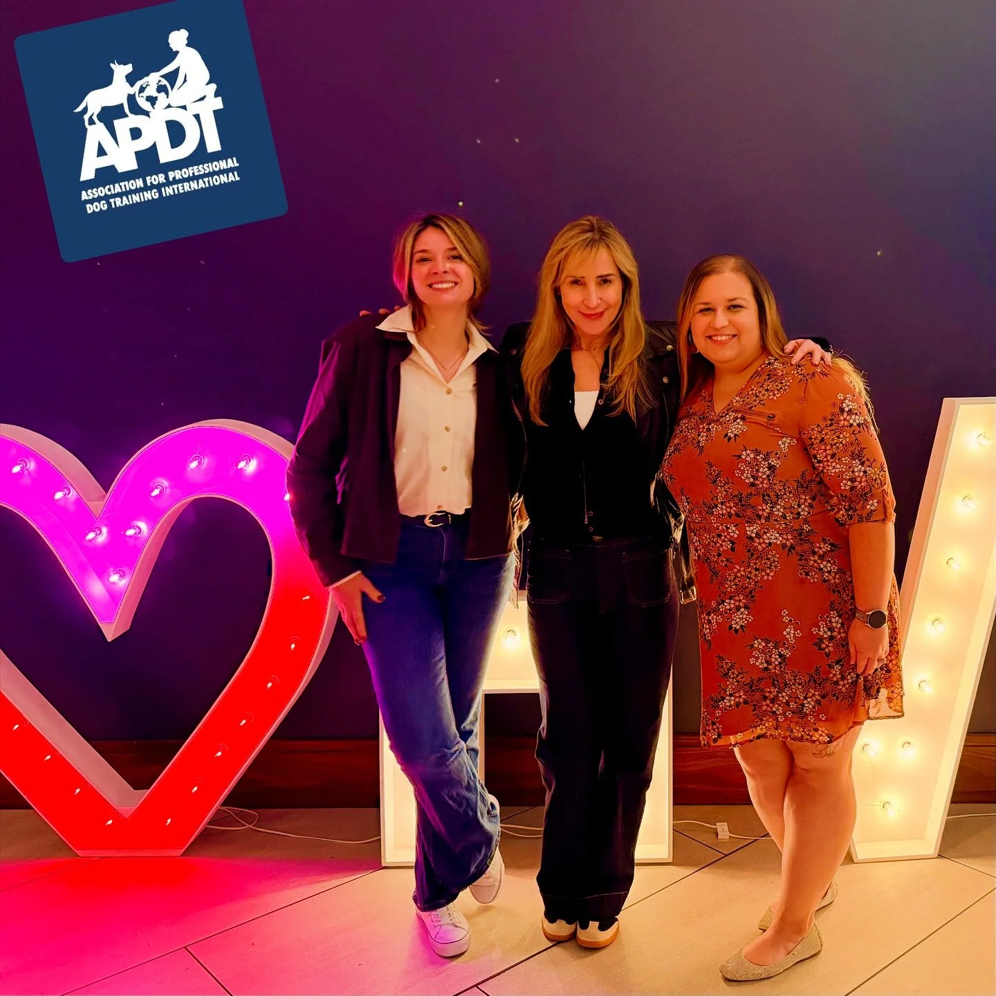 We just returned from the @apdt_international conference in Virginia, where we soaked up knowledge on the latest dog training science! 🍂🦮 Our favorite part? Learning from the best in the industry, like @dukecaninecognition, @familydogmediation, @vi