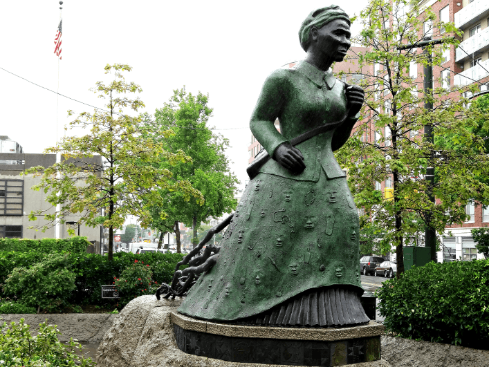 Harriet-Tubman-statue-Harlem-2.png