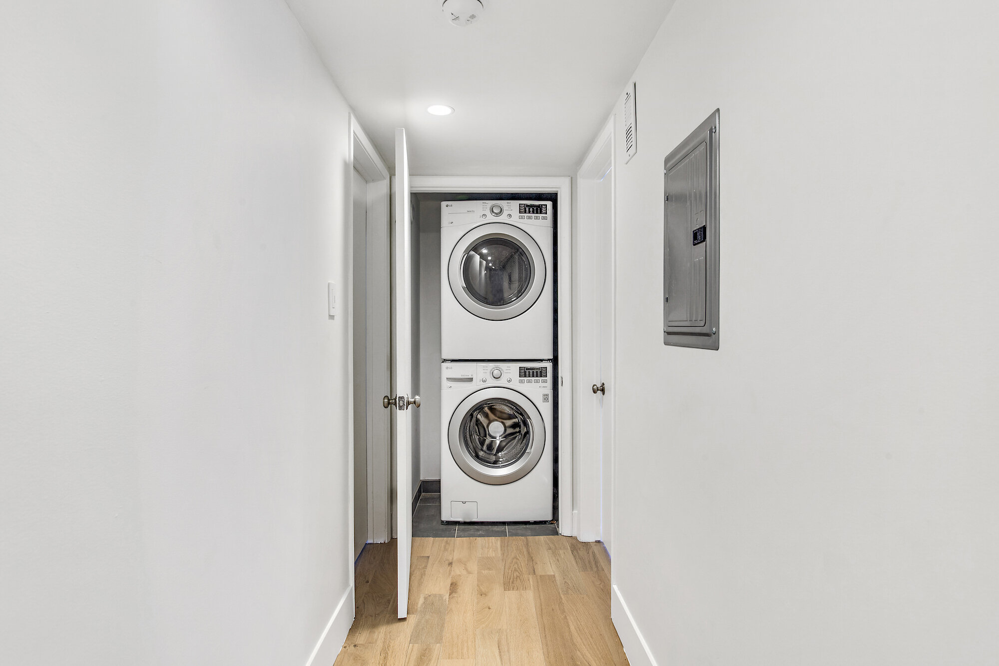 Oakhurst Moderne Beverly Hills Luxury Modern Apartment - Laundry