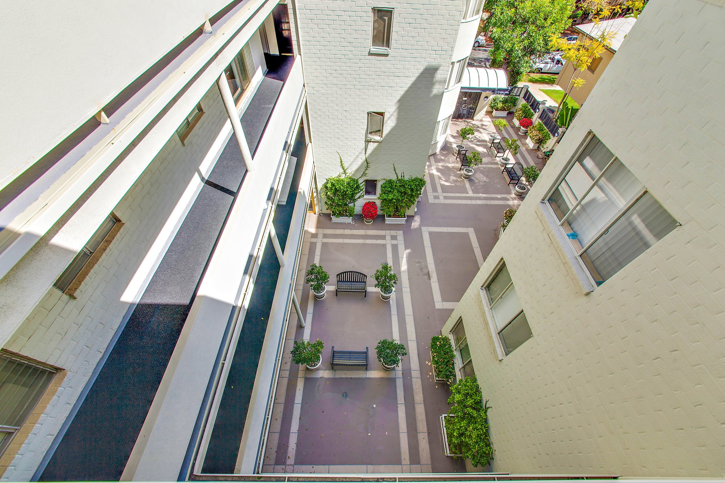 Oakhurst Moderne Beverly Hills Luxury Modern Apartment - Courtyard