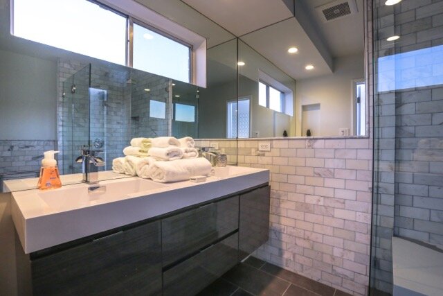 Oakhurst Moderne Beverly Hills Apartment Bathroom