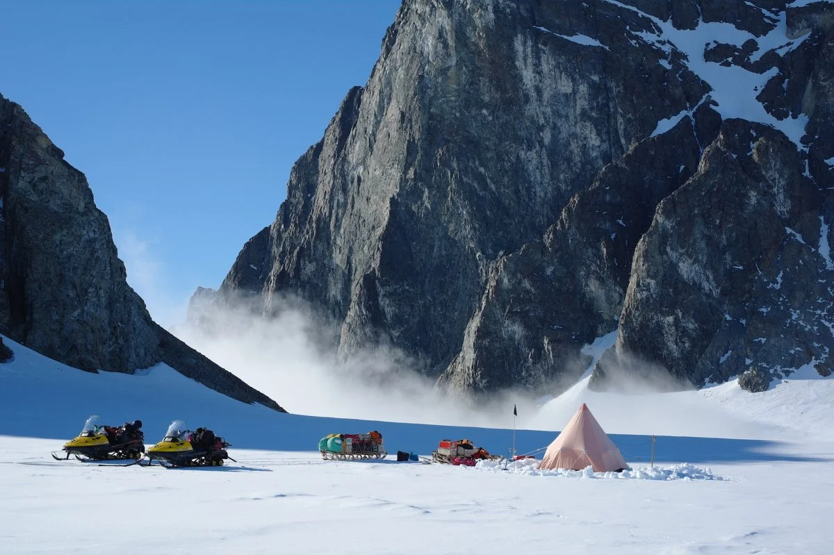 在南极洲半岛Alexander Island的一个英国考察队。Photo: Hamish Pritchard, BAS