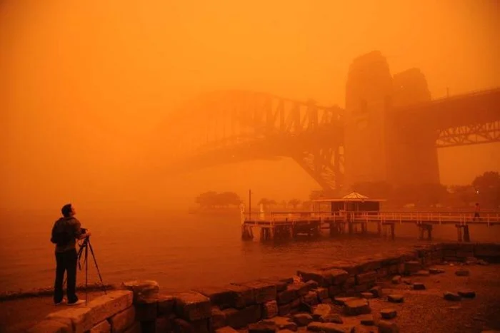 2009年9月23日悉尼海港大桥被沙尘覆盖的情景。(图片来源 :Amber Hooper)