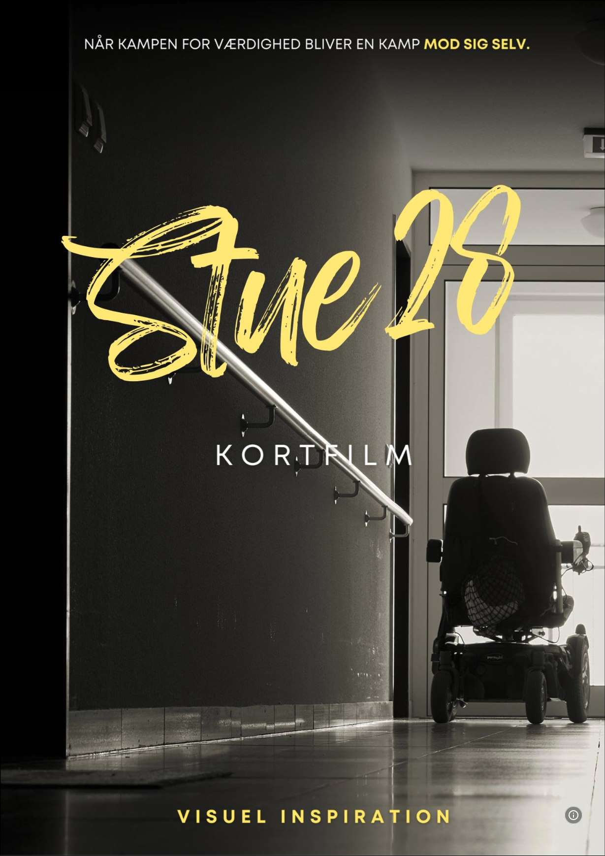 A black and white photo of a wheelchair in front of a door with sunlight coming through. Overlaid text reads 'Stue 18 Kortfilm' and 'Visuel Inspiration', with a phrase at the top in Danish.