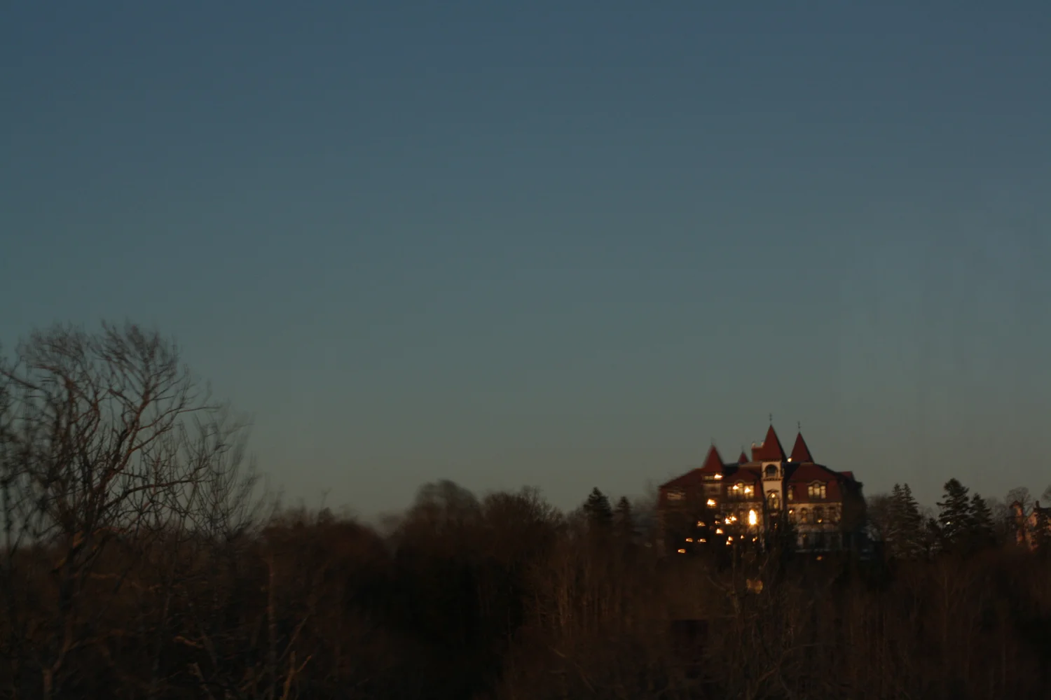 B16_May01_Lunenbur_Academy_Windows_Sunset.jpg