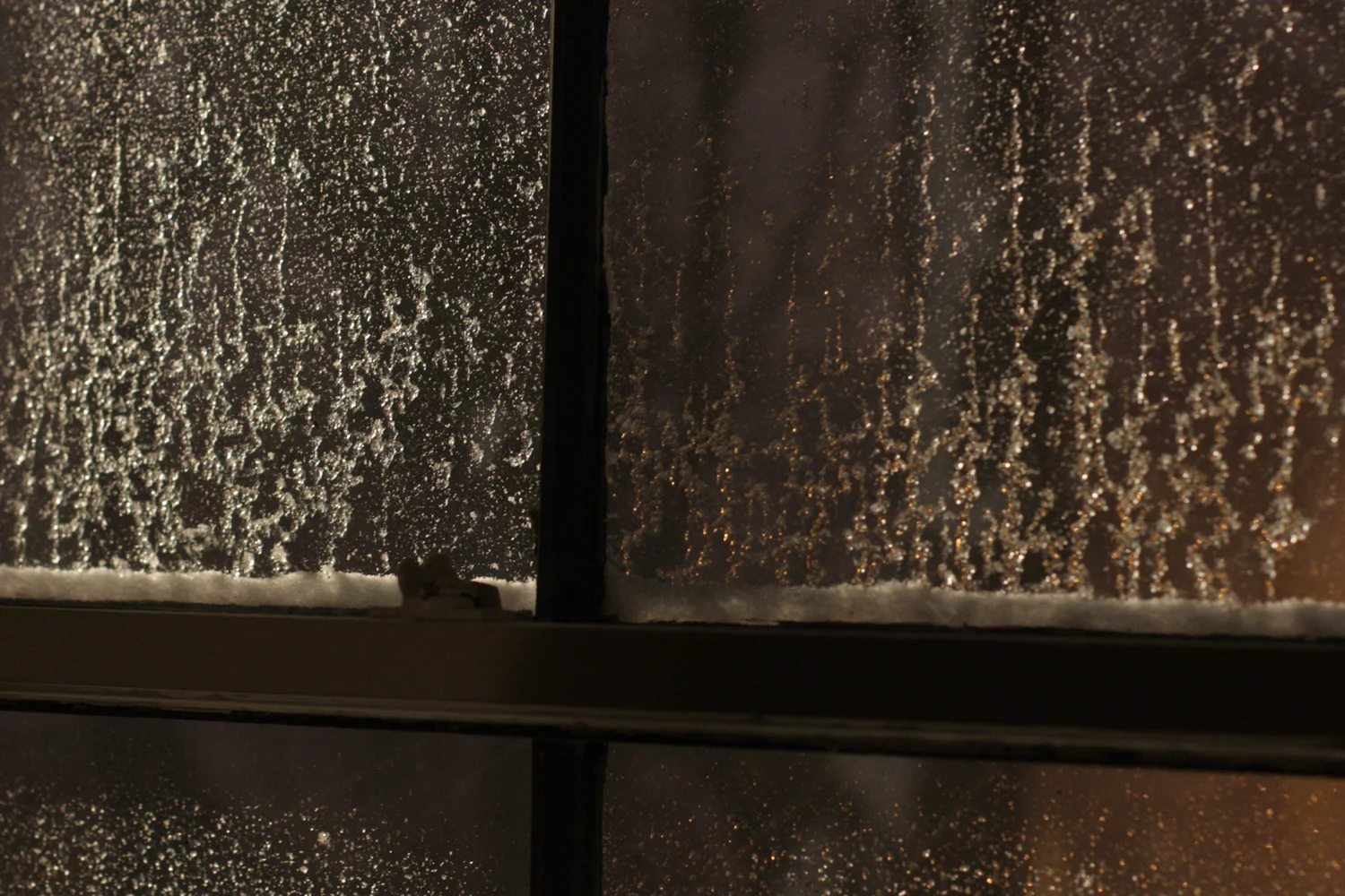B16_Jan11_Window_Snow_Driveway_Light.jpg