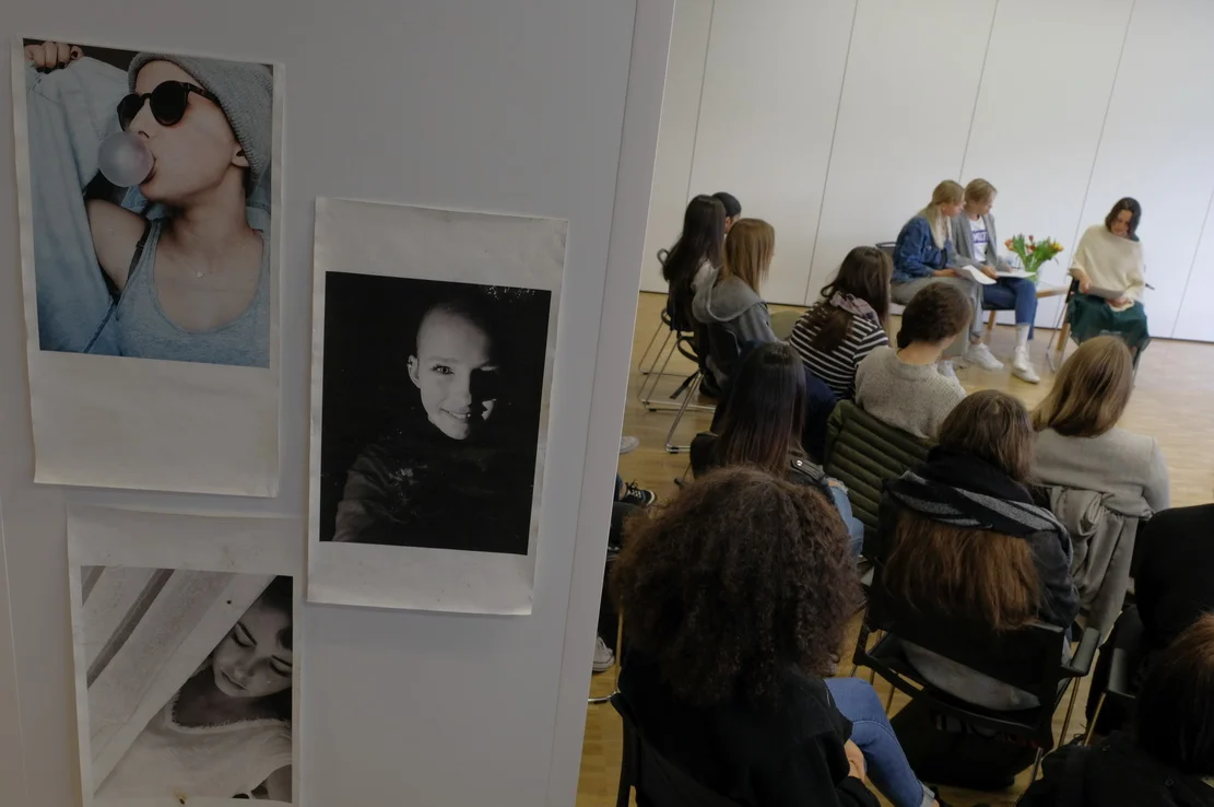 Mehrere Schulklassen besuchten die Lesung im Rahmen des Veranstaltungsformats “Kultur am Ende”.