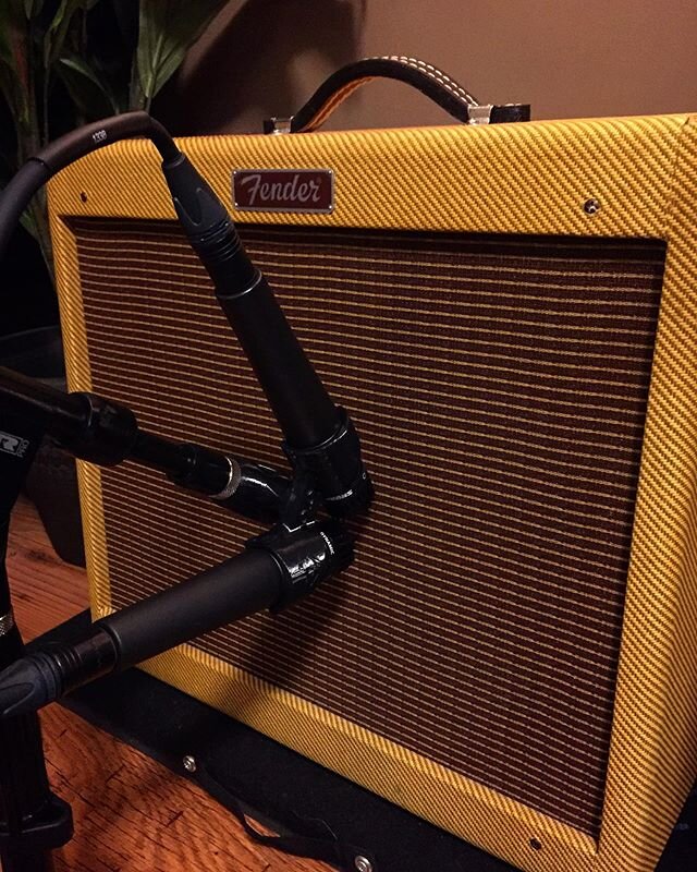 Messed around with the @fredmandigital mic clip on my @fender amp today! Sounds great and is an easy setup for stereo tracking with a single speaker. 🎸
.
.
.
#fredman #fender #bluesjunior #shure #sm57 #recordingstudio #tweed