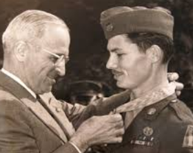Desmond Doss Medal of Honor from Truman in 1945.png