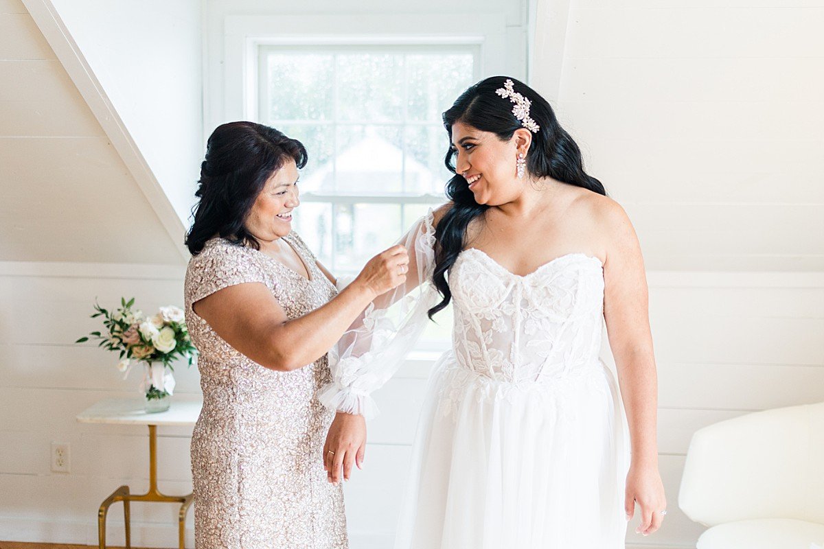 bride-getting-ready-with-mom.jpg
