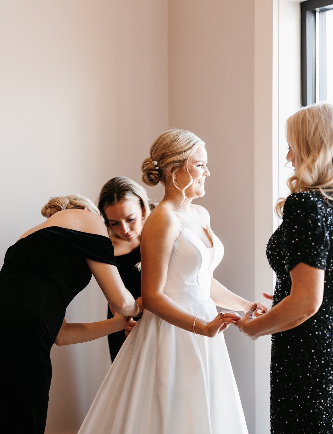 Our bride looked naturally stunning with her soft updo and glowing skin, and we were honored to help her feel every bit as beautiful as she looked. ✨

Loving the soft updo or glowing skin more? Tell us in the comments!

Makeup: #LHNArtistLisa
Hair: #