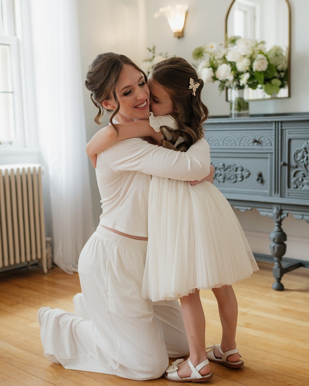 This is what calm, happy, and completely ready looks like. We kept everything soft and effortless so our bride could enjoy every minute of this sweet moment. 🤍

Double-tap if you&rsquo;re loving this wedding day vibe!

Makeup: #LHNArtistHollie
Hair: