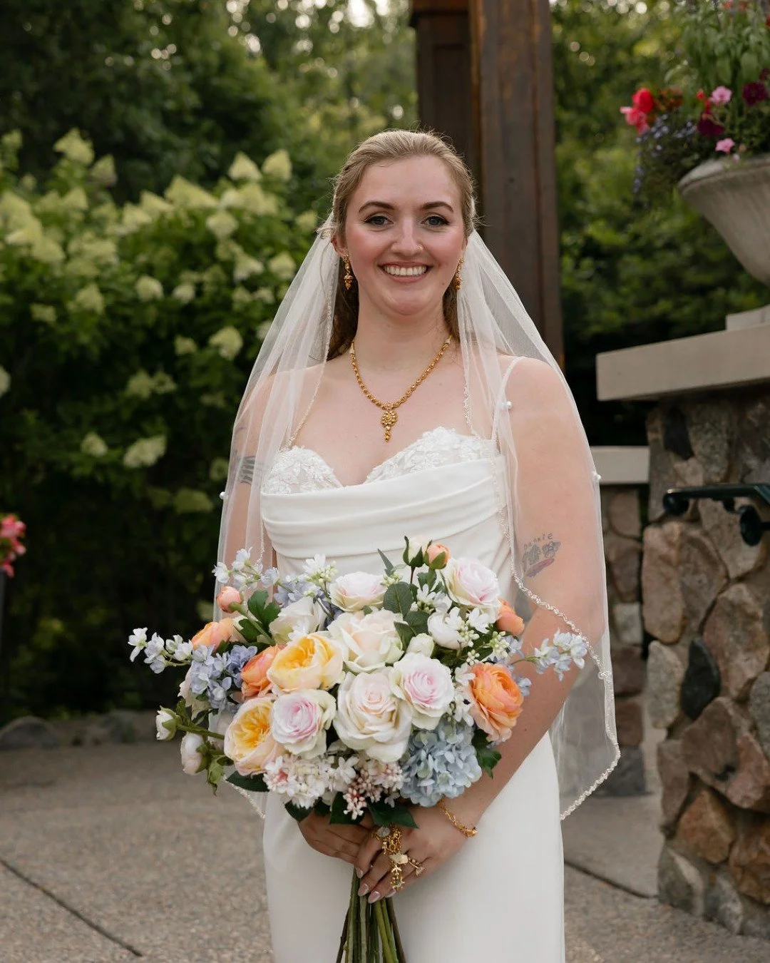 Our bride didn&rsquo;t need a lot to shine. Natural glam, soft color, and an elegant half-up style that carried her through every moment of the day. 💖

Would you wear this look on your wedding day? Let us know!

Planner: @sweetdaisyevents
Photo: @le