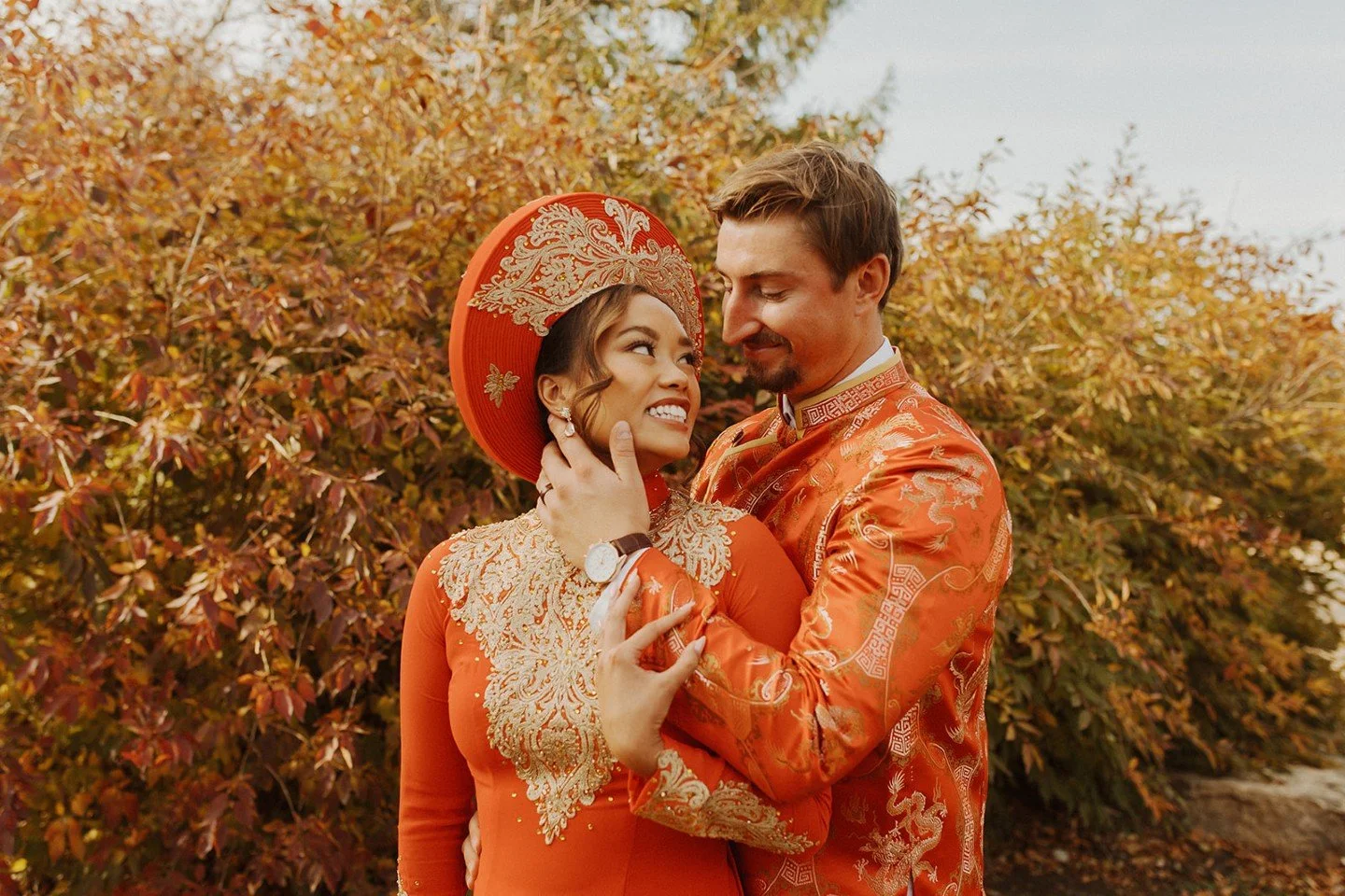 We love when a look honors tradition but still feels fresh and modern. Our bride&rsquo;s glowy skin and soft lashes brought out her natural beauty and paired effortlessly with her traditional &aacute;o d&agrave;i. ✨

Venue: @thegardensofcr
Photo: @gr