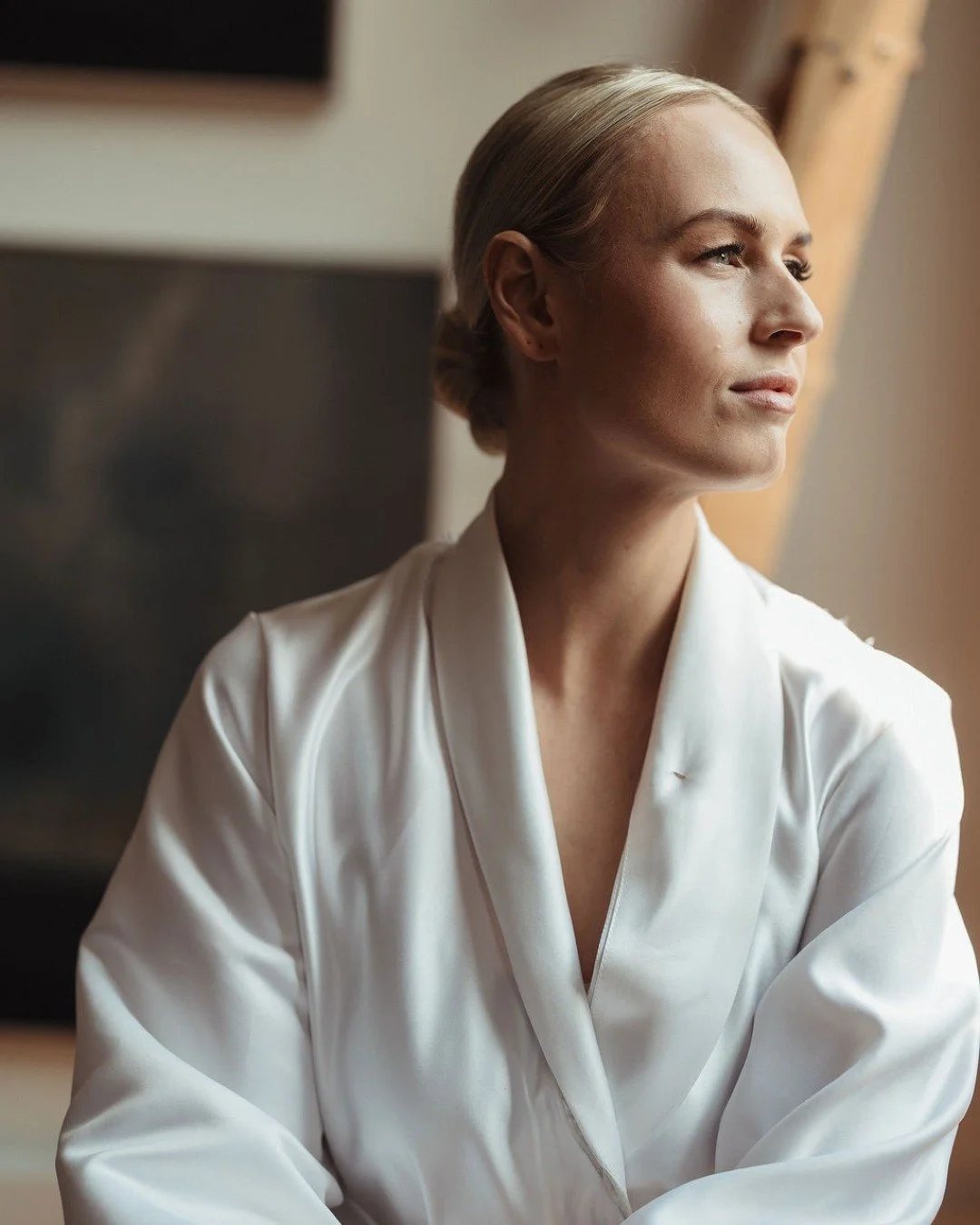 Not every bridal look needs bold color or drama. This one was all about quiet confidence. 🤍

Photo @clewellphotography
Planner @lastingimpressionsweddings
Venue @nicolletislandpavilion

#naturalbridemakeup #sleekbun #modernweddingmakeup #minneapolis