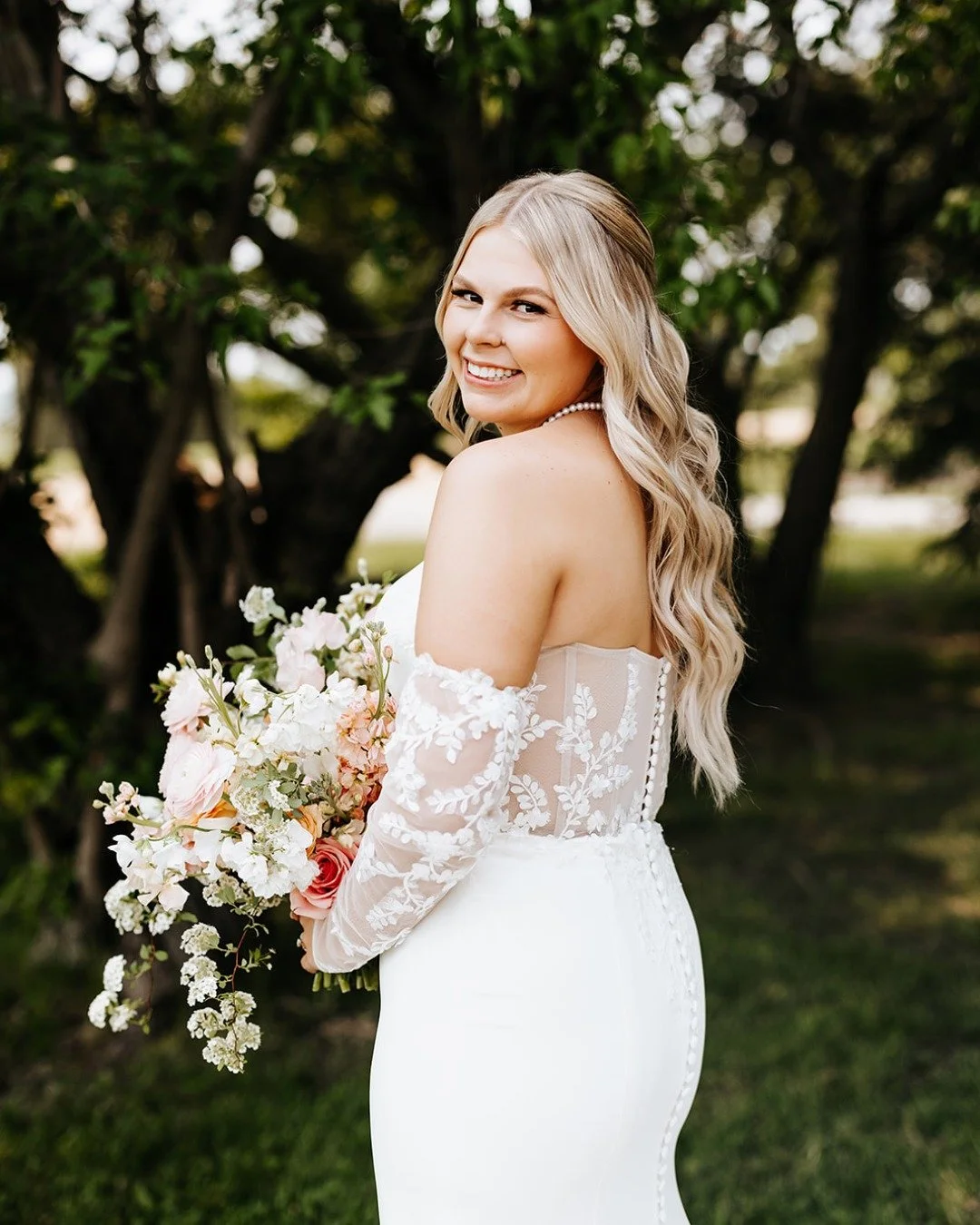 We&rsquo;re always thinking about how a look will feel hours into the day. It should wear well, move with you, and stay just as polished all the way through. 🤍

Tag someone who&rsquo;s getting ready to walk down the aisle.

Venue: @abellaeventsmn
Fl