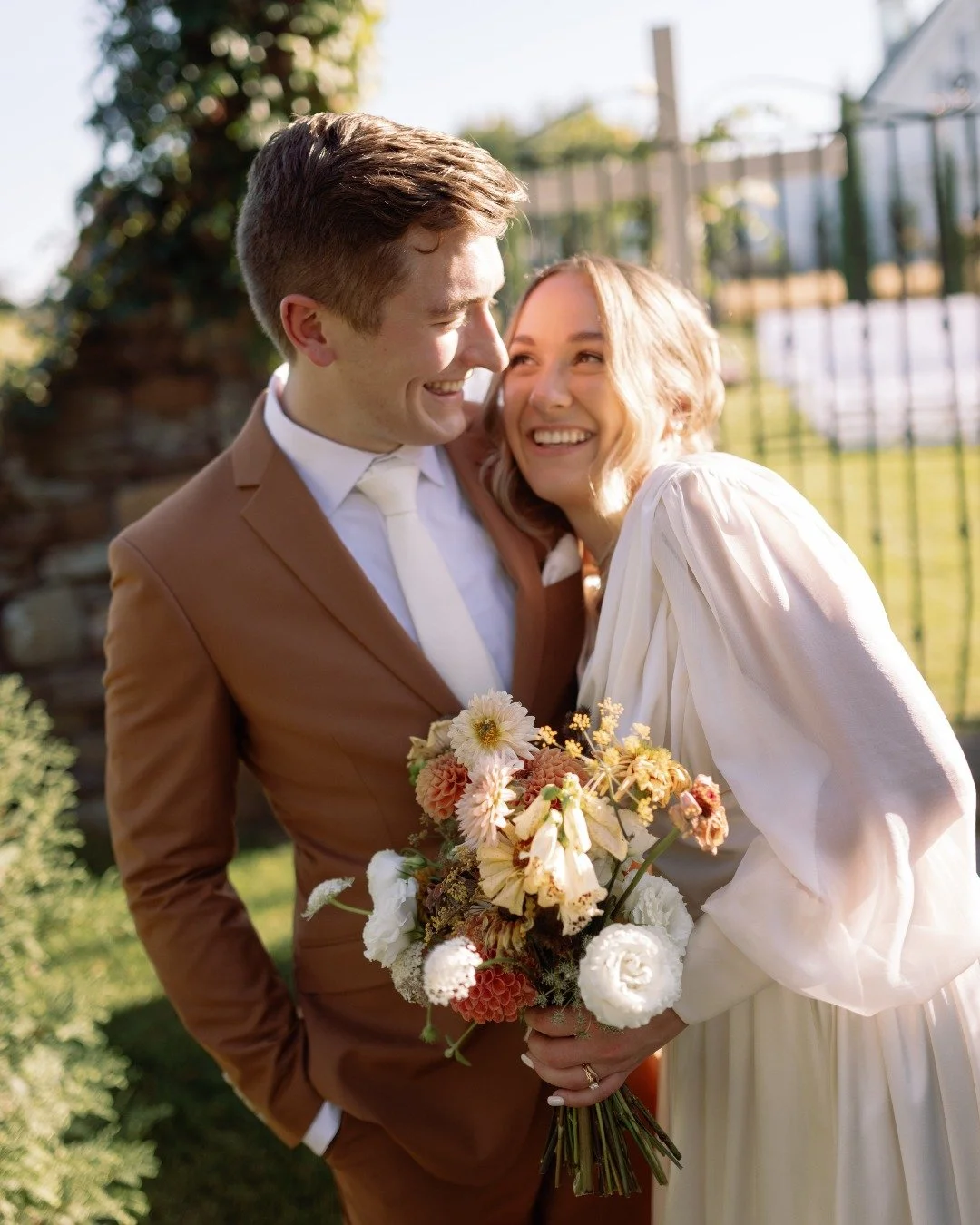 The best kind of bridal glam is the kind that lets you just be in the moment. Fresh, glowing skin, soft texture through the hair, and nothing that feels overdone. 🤍

What kind of bridal look are you drawn to? Tell us below.

Photo: @shanstclair
Venu
