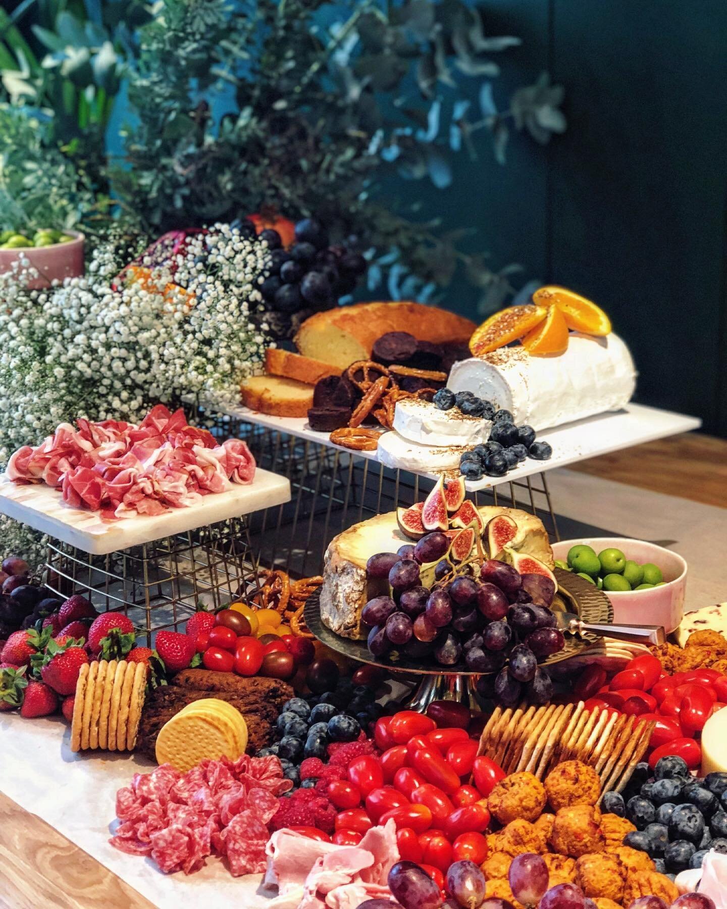 Tis the season for for cheese and wine!
Have you got a last minute party you need to cater for? Our big grazing and feast tables make a show stopping impact. Plus who doesn&rsquo;t love a giant cheese and ham board? 
Pass the port please ❣️
.
Boards 