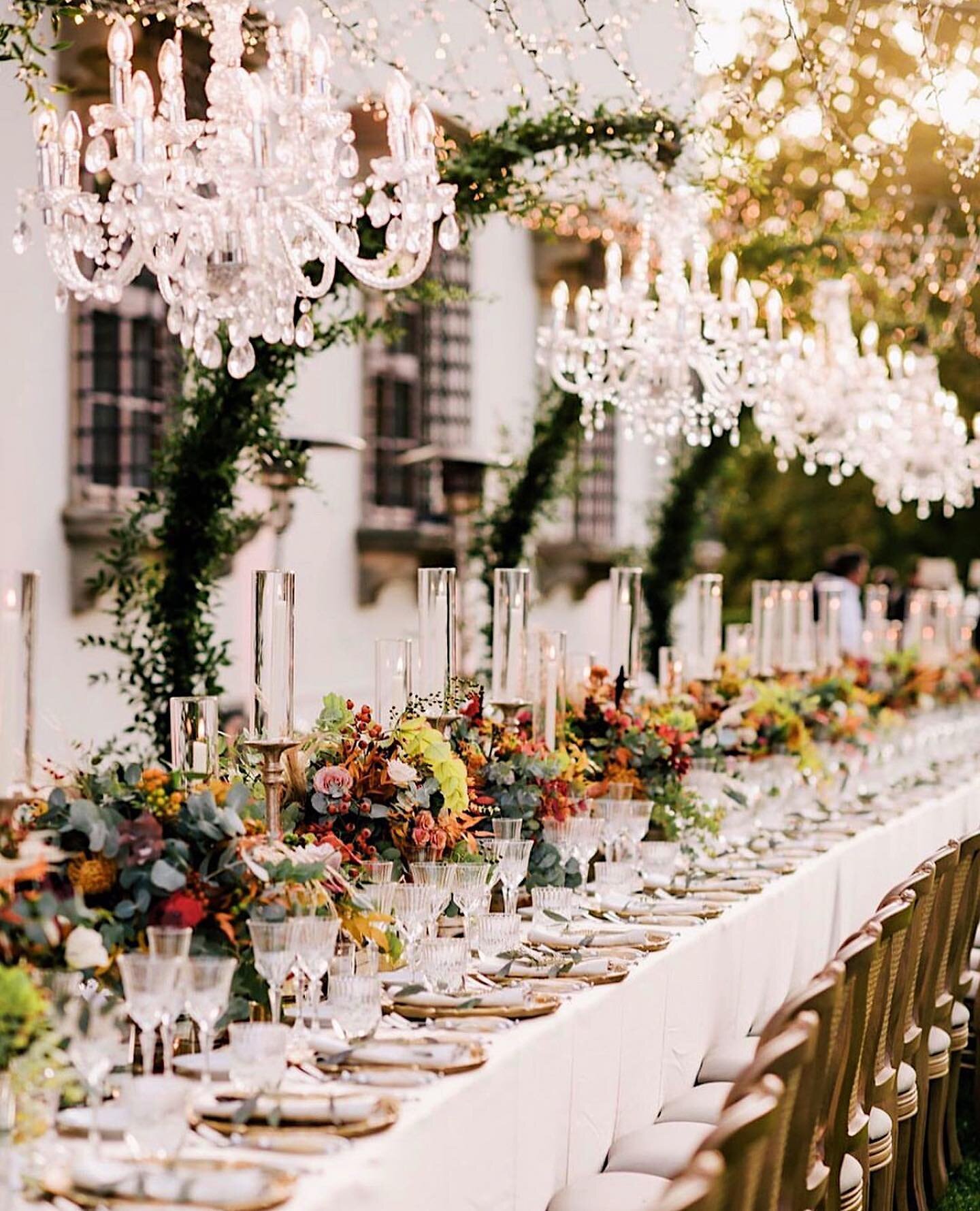 The details, the flowers, the sparkling chandeliers paired with autumnal colours, what a tablescape.