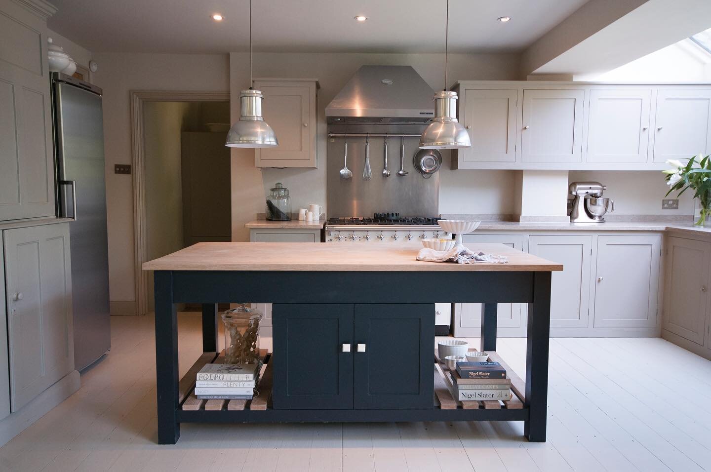 I am designing a kitchen today for a historic Georgian house&hellip;recalling this beautiful project from a few years ago&hellip;The simple clean lines, muted colours &amp; elegant stone worktop. Super client too! Photos @stormesabine 
joinery @shelv