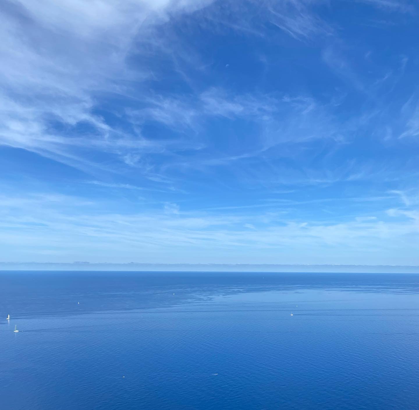 The lovely palette of colours which your eye is bathed in here in beautiful Mallorca&hellip;the serene &amp; sensual.  #mallorca #balearicblue #blueskies #interiordesigner #holiday #quietdesign #stillness #gabrielhollandinteriordesign