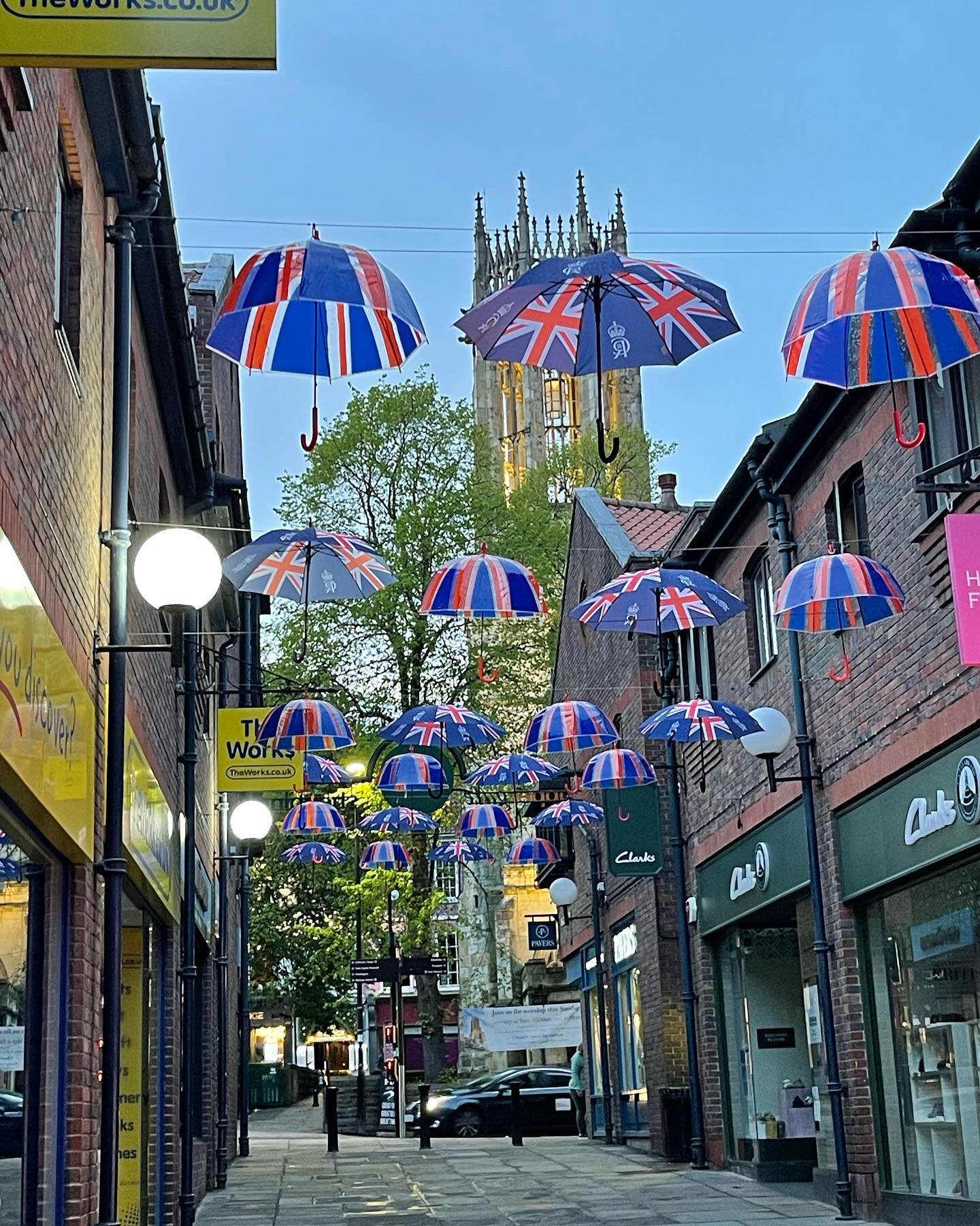 Coronation weekend in York, UK. After a rainy morning, it was a slice of sunshine in the afternoon&hellip; ☀️ More slices @flori.bakery with 
lemon blood orange cake and rhubarb custard tart .
Popped in favorite tea cafe @bettys for cream tea.  A pea