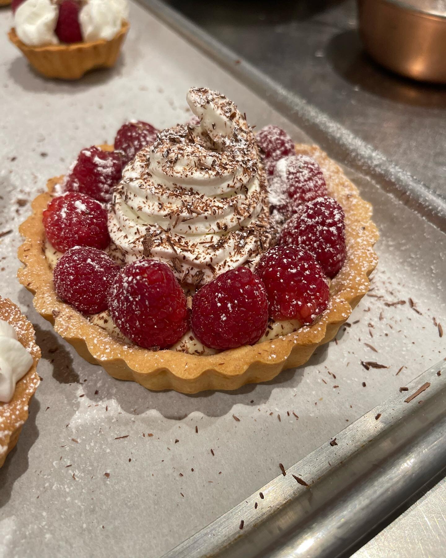 We welcome back one of our corporate clients- Team flying in from Finland, Spain, Brazil, and Ireland for our newest corporate team building event program, From the Bakery: Tarts.  We made p&acirc;te sucr&eacute;e and p&acirc;te bris&eacute;e .. dark
