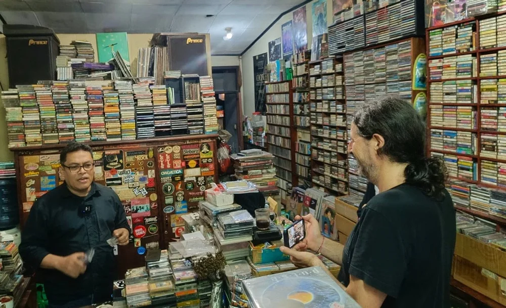  David Novak films Irham Vikry at D.U. 68 Musik, Bandung 