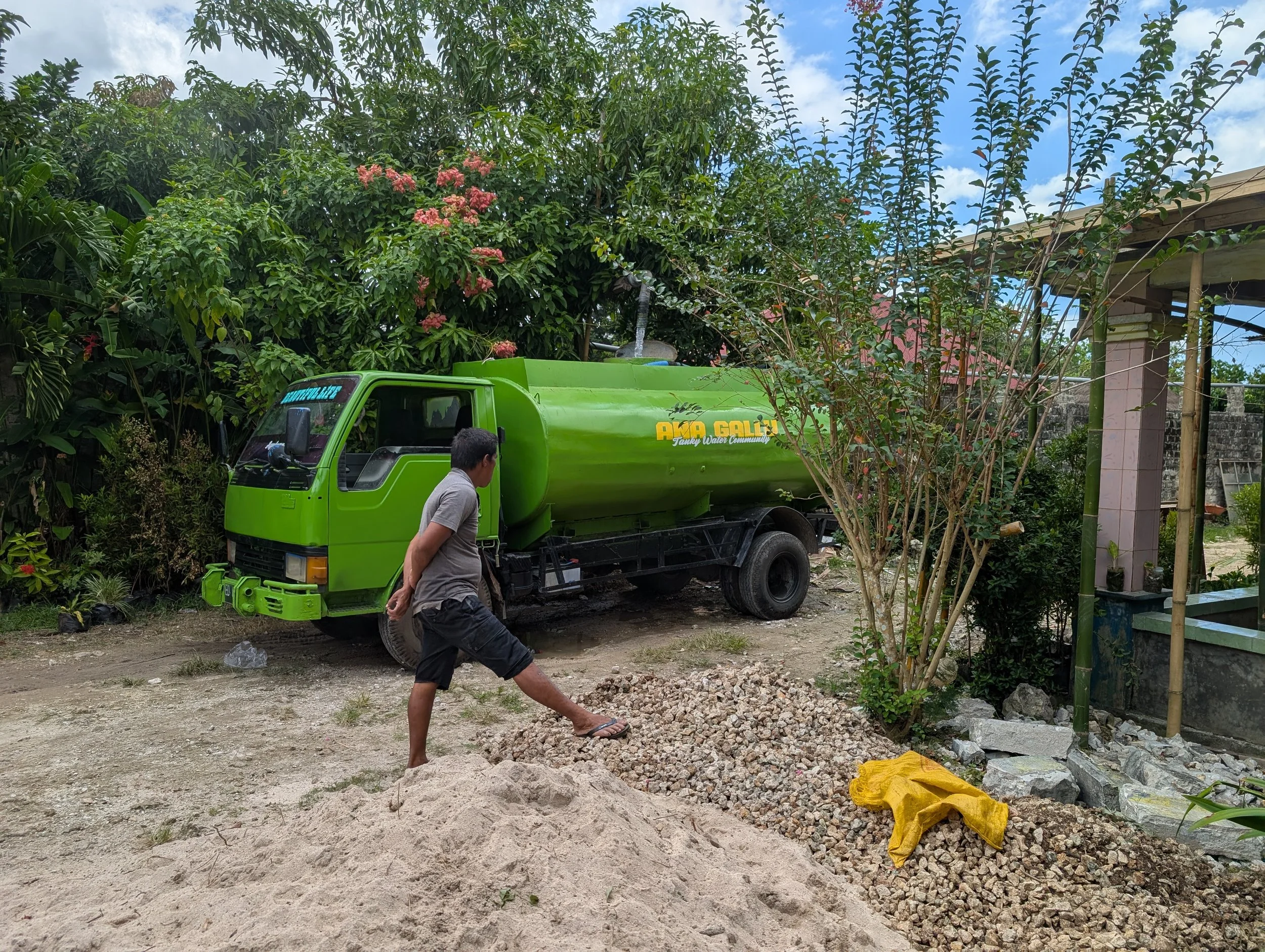 A driver fills a tanker belonging to the Water Delivery Business Beautiful Life