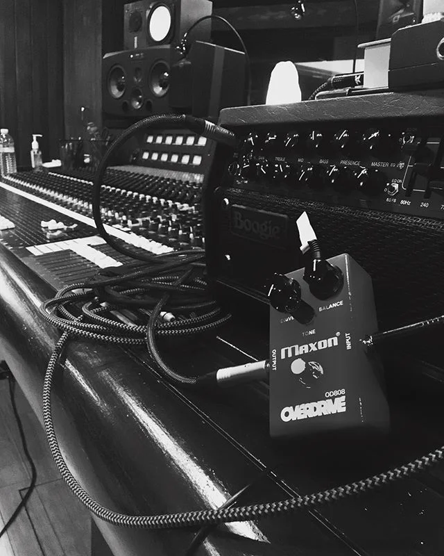 Massive tones do sometimes come in small packages!! Thanks @clearlakerecording for the wonderful session, one of the best sounding rooms I’ve worked in! If anyone wants some killer tones, let’s get in here and rock em out! 🤟🤟
.
.
.
.
.
.
#studio #studiolife #heavymetal #recordingstudio #producer #heavymetal #producerlife #audio #audioengineer #metalhead #guitar #guitarist #ampporn #guitarporn #studioporn #mesaboogie @mesaengineering #gear #gearhead #sicktones