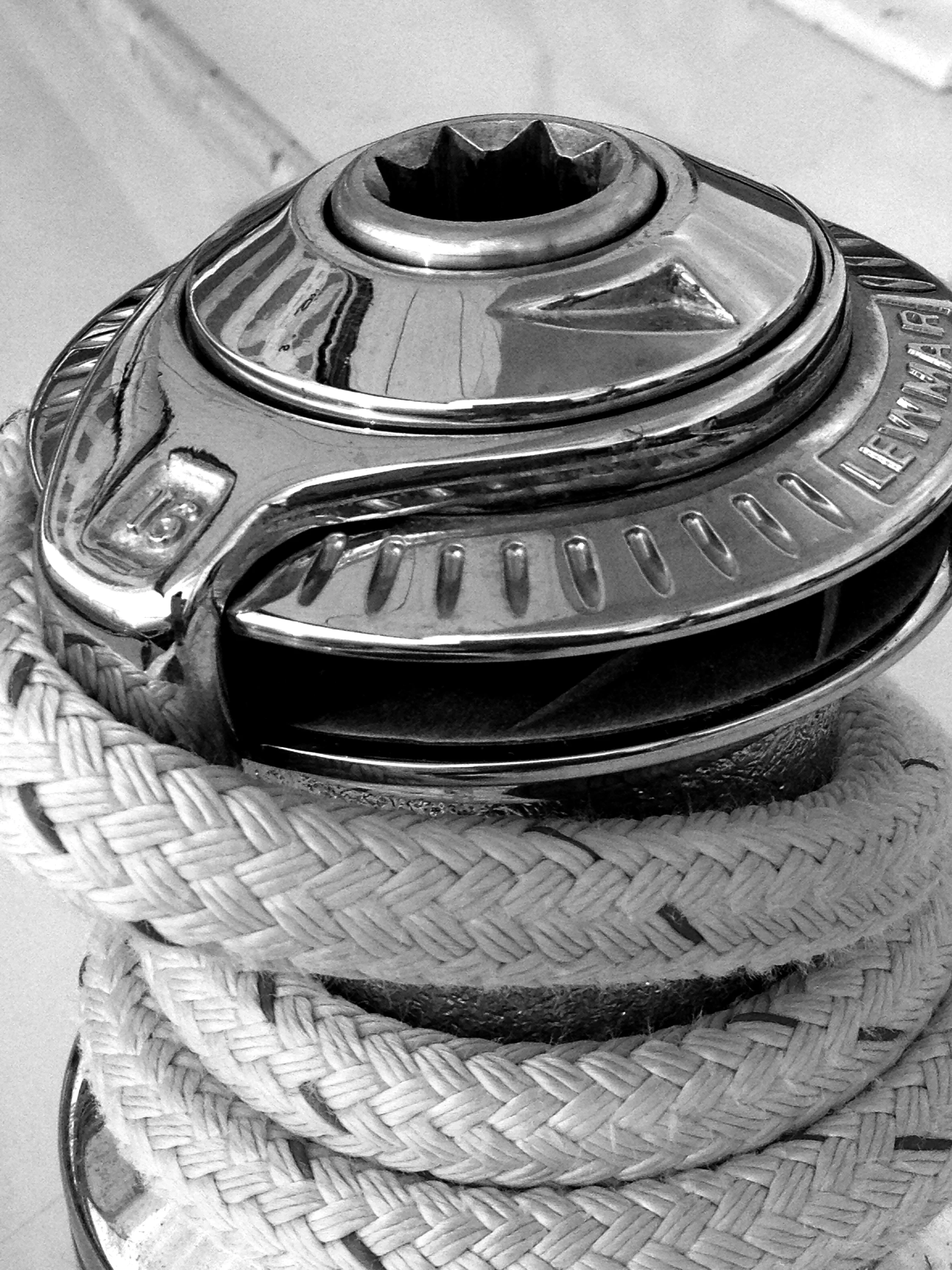 si_sail_winch_bw.jpg