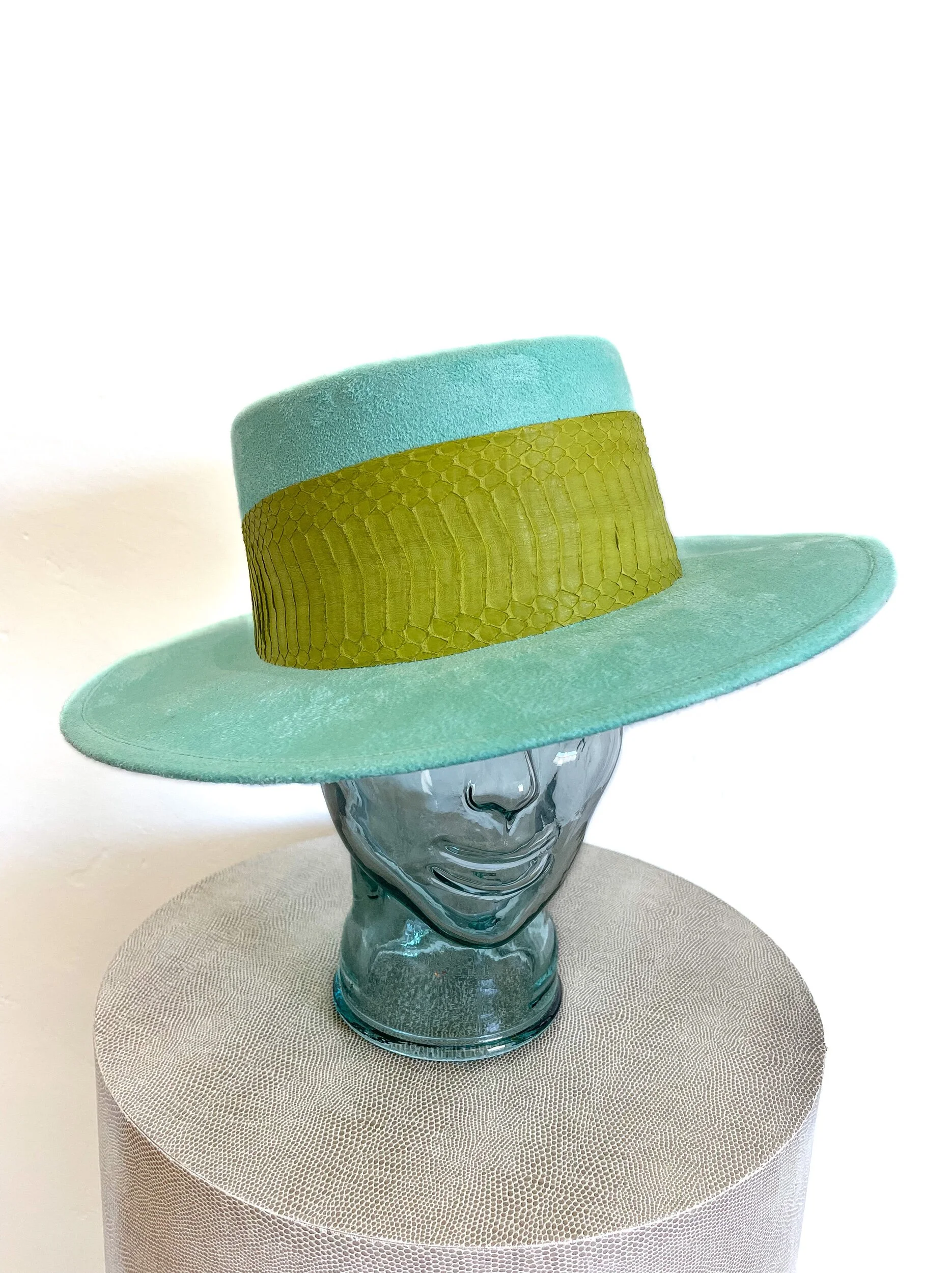 B7176B9B-6253-40E5-B8B6-FAC38617850D