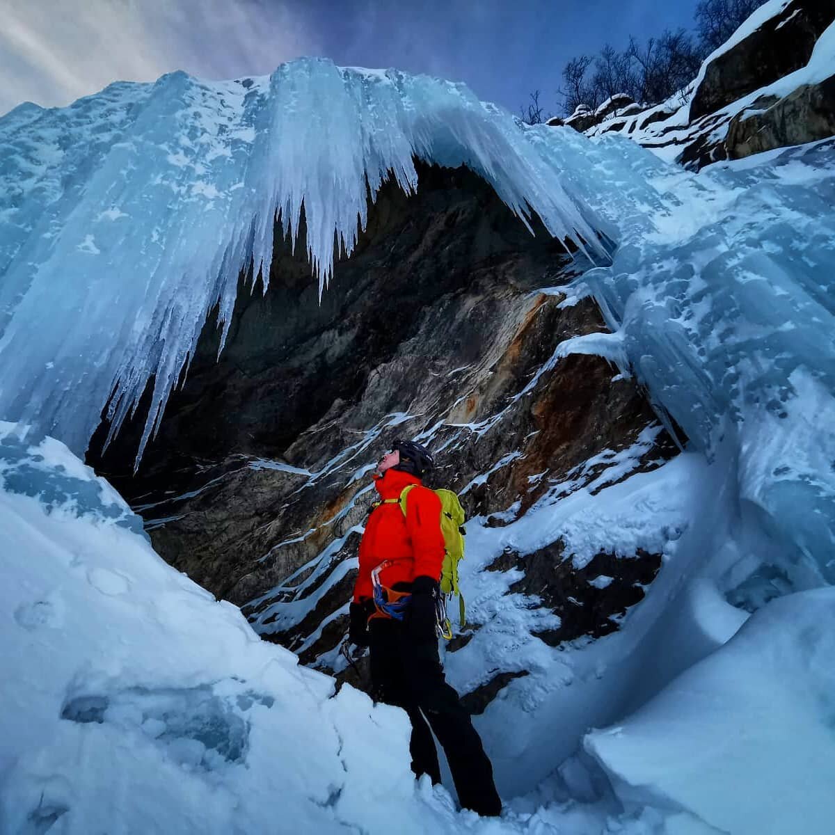 A last quick glance up before exiting the icy jaws 🥶

Another amazing snap by @marianadventures from our #IceClimbing trip last week 🙌😍

Weather is not playing nice at the moment, so looks like it will be low angled activities for a while yet! Wha