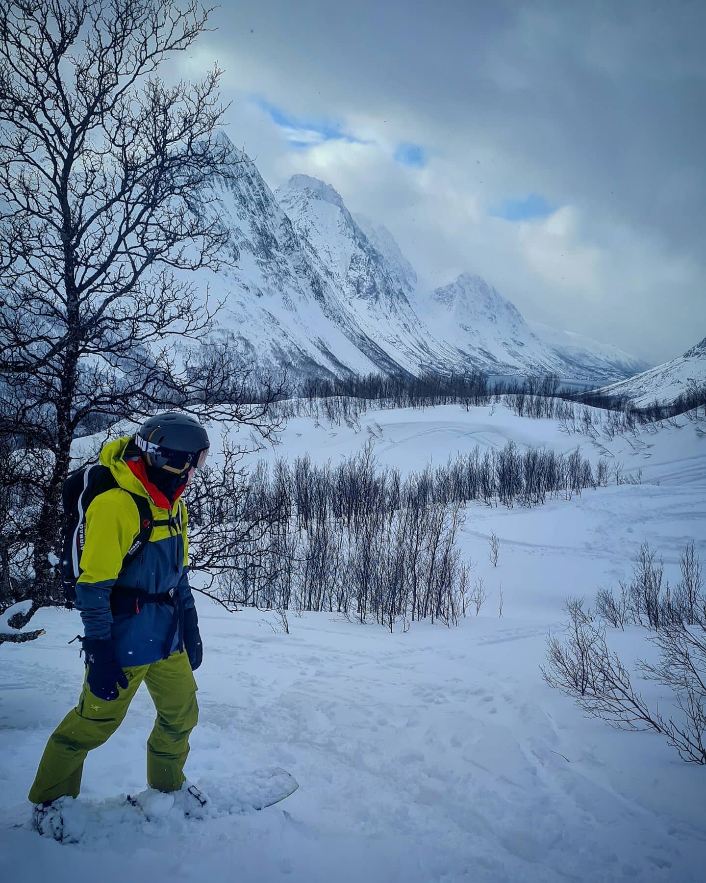 Easter turns between weather windows ❄🙃
.
.
.
📸 @amicialee #SplitboardIsTheWay #Lyngen #Norway2Day #Snowboarding #EasterBunny #WeAreWool #GiroRange #GiroInTheWild #OuterPeace #ArcteryxNorge