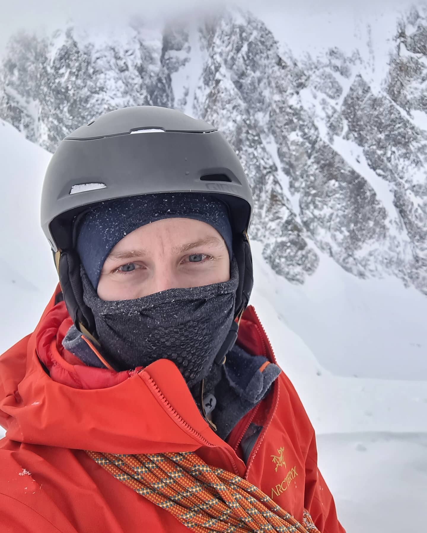 Long approach, complex terrain, minus 20&deg;C, neglebitt, lost glove, exposed ridge scrambling, freezing fingers, early than forecasted low cloud, spindrift, bail before summit, exhaustion, fun. 

Lyngen Adventures with  @kristofferforsbergo 🙌😅

#