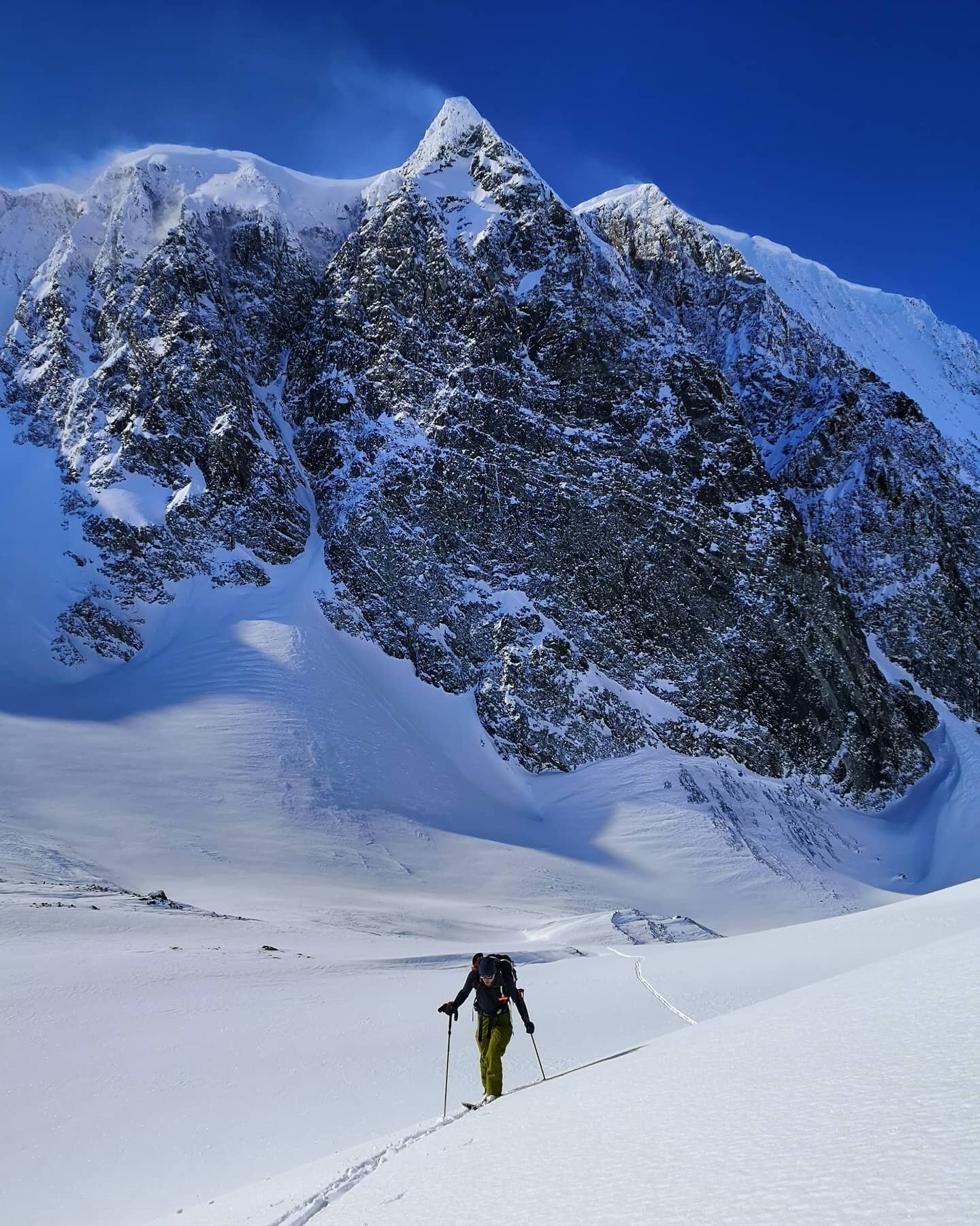 Amazing to walk under these impressive peaks and gullies on the way to our objective on Saturday.

Still sad about losing one of my favourite mittens from @arcteryxnorge 😥 down the couloir while climbing to the summit! Fun to try some exposed one ha