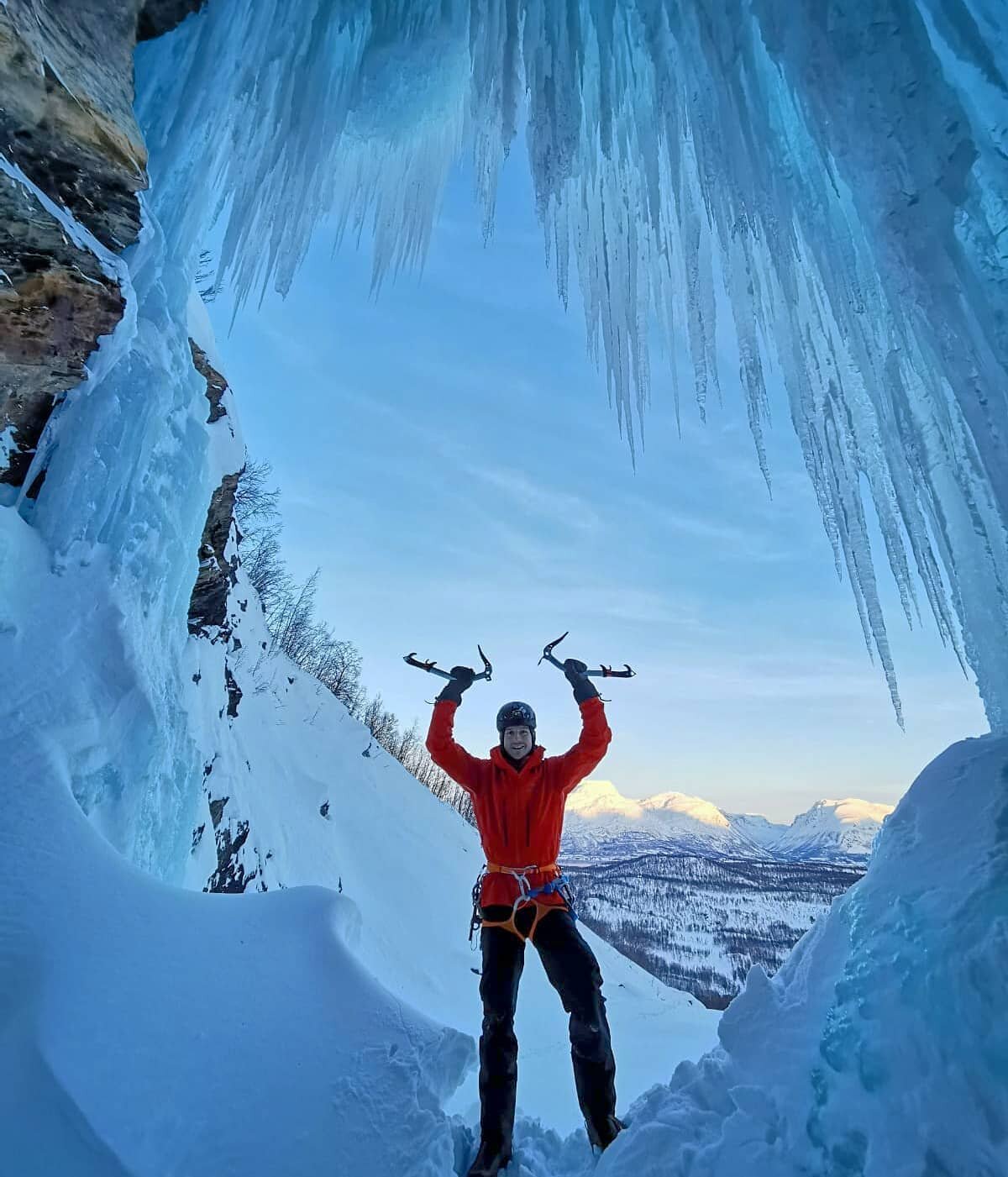 Some tough climbing conditions out there yesterday, with plenty of refrozen ice about (crumbly + fragile). The incredible scenery and clear weather by far made up for it though ❄💙

So happy to be back out #exploring with @marianadventures too after 