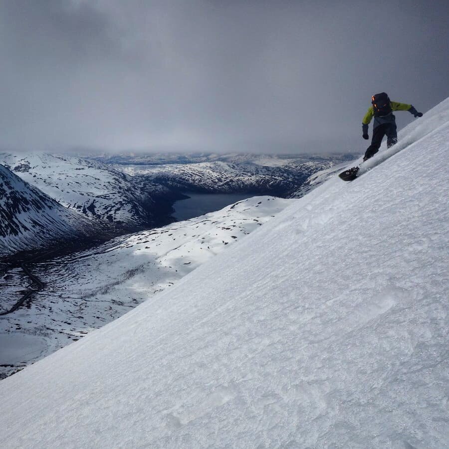 Some sneaky turns in before the rain arrives ❄🌧

📸 + Motivation by @anieklith 😅
#LateSeasonTurns #WinterAintOver #Troms&oslash;2Day #Splitboarding #Backcountry #GiroRange #WeAreWool #OuterPeace #GiroInTheWild #ExploreMore